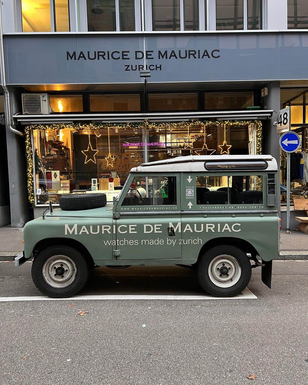 Maurice De Mauriac Zurichさんのインスタグラム写真 - (Maurice De Mauriac ZurichInstagram)「The MDM X-MAS pick-up service 🎄🎁  From 1.12. to 31.12.2023 we will pick you up in Zurich with our MDM Land Rover. It was the Queen of England's favorite car, so it's perfect for picking up our queens and kings - our customers.  No searching for a parking space, no crowds on the streetcar, no long walks in the cold or snow. Just call +41 44 280 01 12 or slide in our DM and we'll drive up. The Landy has the manners of an 8-horse carriage, the charm of analog technology and indeed offers the necessary height to stand - no, sit - above things at Christmas time.   #MauriceDeMauriac #MDM #xmas #Landrover #series3 #landroverseries3 #pickup #zurich #catchmeifyoucan #Landy #christmas #christmastime #christmascar」12月3日 21時08分 - mauricedemauriac