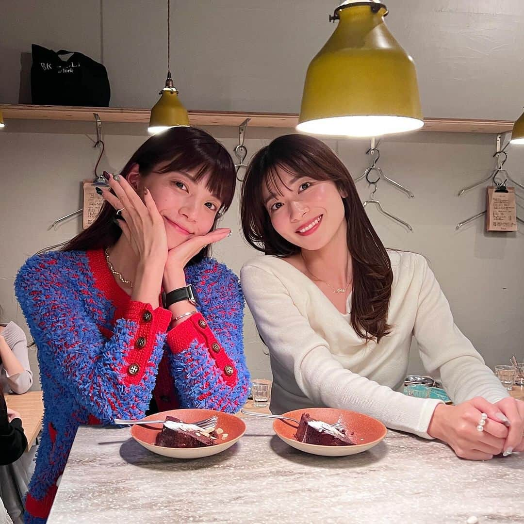 三谷紬さんのインスタグラム写真 - (三谷紬Instagram)「💙❤️🤍 里菜ちゃまの日♡ 昨日載せたパスタは里菜とでした。 里菜が退社してからは初めて会ったから 最近のことをお互い話したりと カウンター席でひたすら語り尽くしました笑 お店のシェフにも話聞いてもらったりしちゃってね😛 楽しい夜でした。 このあと竹下通りでプリクラを撮るという JKみたいな遊びをした私たち。 その時の模様はまた載せますね✌️ * #山本里菜 アナ#同期#2017年#組#入社#大好き#近況報告#イタリアン#ラザニア#lasagna#シェフ#🧑‍🍳#竹下通り#プリクラ#テレビ朝日#アナウンサー#三谷紬」12月3日 19時36分 - mitani_tsumugi