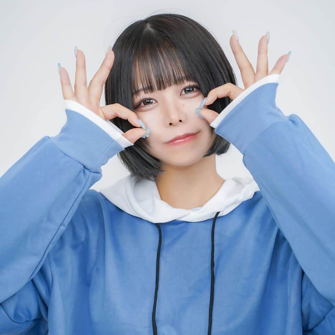 ちなぷぷのインスタグラム：「先日、キッカケがあって宣材写真を撮影してもらったよ♪今使ってる宣材写真が1年前くらいのものなので、心機一転‼️アイコンも全SNS揃えました^_^ . . . . . . ちなぷぷ、昔から自分の笑った顔がどうにも好きになれなくてコンプレックスだったのね。いまだに写真撮る時は澄ましたような顔してる時が多いんだけど笑でも、みんなが笑ったほいがいいよ、とか、笑顔可愛いよって言ってくれるおかげで少しずつ写真撮る時も笑えるようになってきて！ お気に入りで盛れてるなーって思うのは２枚目のお澄まし顔なんだけど、1枚目のにっこりしてる写真をアイコンにしました。みんなに助けられてばっかりなちなぷぷの人生だけど、ちなぷぷももっとみんなを笑顔にできるようにがんばるね♪ これからもちなぷぷをよろしく🫶」