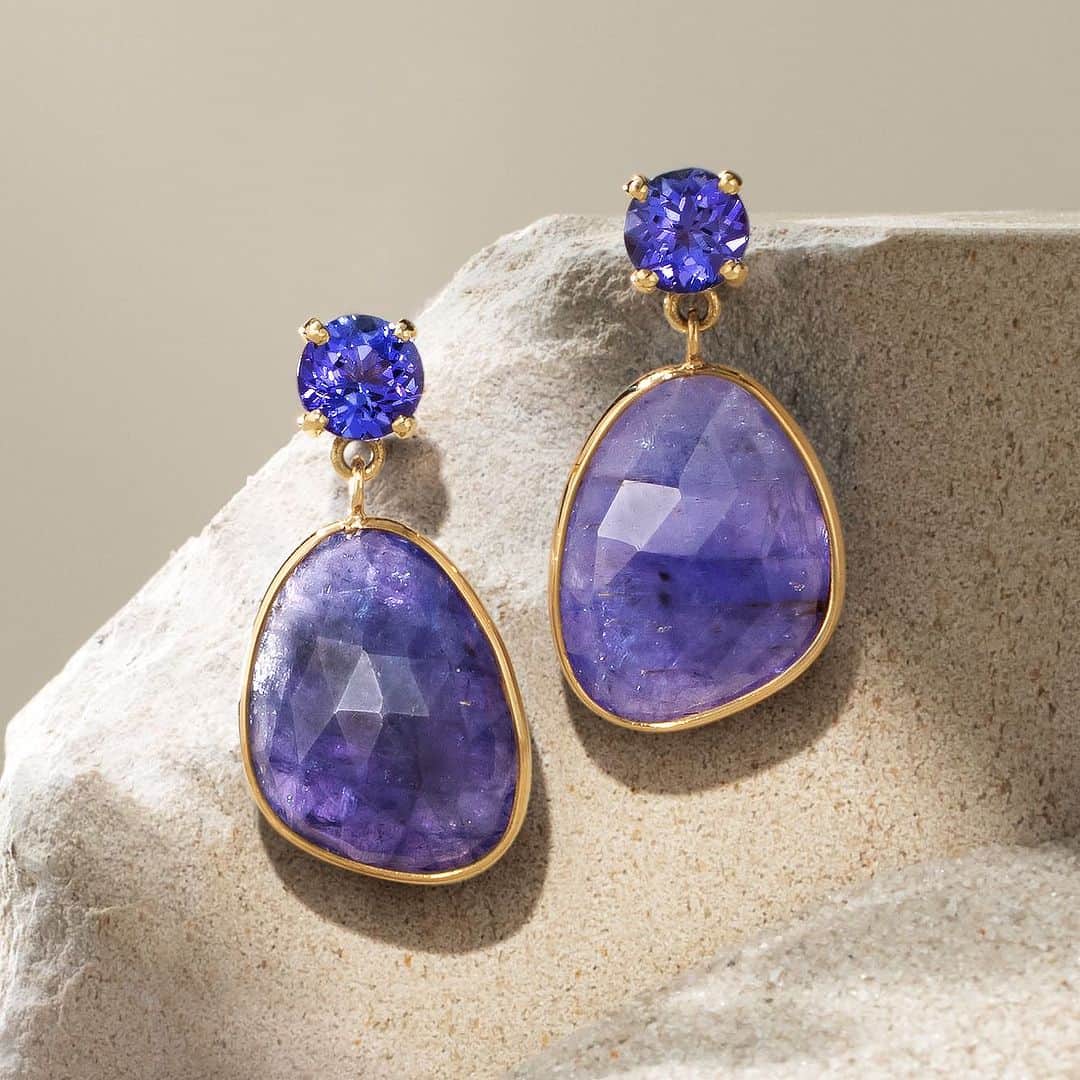 ビズーさんのインスタグラム写真 - (ビズーInstagram)「【Tanzanite Collection】  ビズーのタンザナイト・コレクション  青、紫、緑など一つの宝石のなかで角度によって、様々な表情を見せてくれる神秘的な宝石。ビズーの中でも高い人気を誇り、12月の誕生石でもある「タンザナイト」。  ビズーでは大きく分けて3つの色（ブルー、ラベンダー、ディープブルー）が楽しめます。青紫の宝石でさまざまな表情を持ち、1つの宝石でも見る角度によって色が変わる多色性が魅力的。自身の肌の色や、お好みにあうような青との出会いを楽しんでいただけます。   ＼Shop staff’s Voice／ ルースをいろんな角度からじっくりみて、これだ！という表情をみせる宝石との出会いを楽しめます。私のタンザナイトは正面は青が強めですが片方は横から見ると緑で、もう片方は紫なのがお気に入りポイントです！  スタッフの間でも「一本はもっていたい」と言われているタンザナイトジュエリー。その理由は、色幅だけではなく、様々なデザインで楽しめること、そして、宝石好きも唸るほどテリや輝きが美しいルースを厳選しているから。眺めているだけでうっとりする、タンザナイトで指先に輝きを添えてみませんか？  #BIZOUX #colorstonejewelry #ビズー #カラーストーンジュエリー」12月3日 19時38分 - bizoux_jewelry
