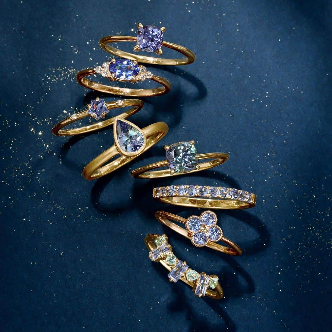 ビズーのインスタグラム：「【Tanzanite Collection】  ビズーのタンザナイト・コレクション  青、紫、緑など一つの宝石のなかで角度によって、様々な表情を見せてくれる神秘的な宝石。ビズーの中でも高い人気を誇り、12月の誕生石でもある「タンザナイト」。  ビズーでは大きく分けて3つの色（ブルー、ラベンダー、ディープブルー）が楽しめます。青紫の宝石でさまざまな表情を持ち、1つの宝石でも見る角度によって色が変わる多色性が魅力的。自身の肌の色や、お好みにあうような青との出会いを楽しんでいただけます。   ＼Shop staff’s Voice／ ルースをいろんな角度からじっくりみて、これだ！という表情をみせる宝石との出会いを楽しめます。私のタンザナイトは正面は青が強めですが片方は横から見ると緑で、もう片方は紫なのがお気に入りポイントです！  スタッフの間でも「一本はもっていたい」と言われているタンザナイトジュエリー。その理由は、色幅だけではなく、様々なデザインで楽しめること、そして、宝石好きも唸るほどテリや輝きが美しいルースを厳選しているから。眺めているだけでうっとりする、タンザナイトで指先に輝きを添えてみませんか？  #BIZOUX #colorstonejewelry #ビズー #カラーストーンジュエリー」