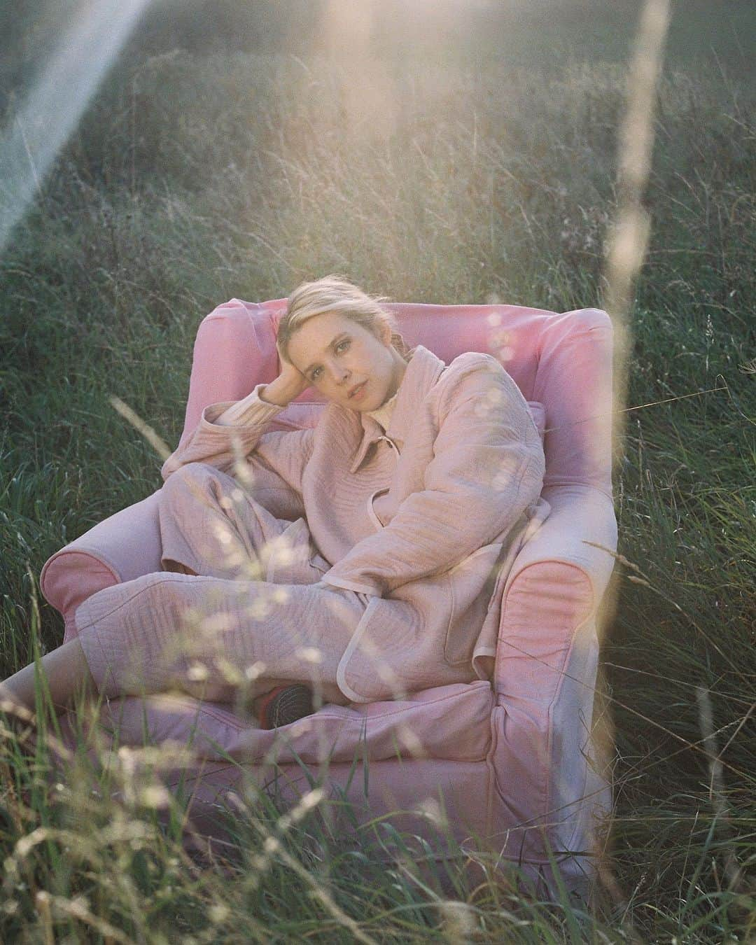 キャベジズ&ローゼズさんのインスタグラム写真 - (キャベジズ&ローゼズInstagram)「In gloriously soft pink, our relaxed Quilted Suit is the ultimate comfort blanket. To keep you toasty on dark winter mornings, days and nights 💞 #CabbagesandRoses #SundayStyle #BritishFashion #OfTheEarth @gretabellamacina photographed by @katylawrencefilm on @brigettebuchanan ‘s perfect pink chair 💖」12月3日 19時39分 - cabbages_and_roses