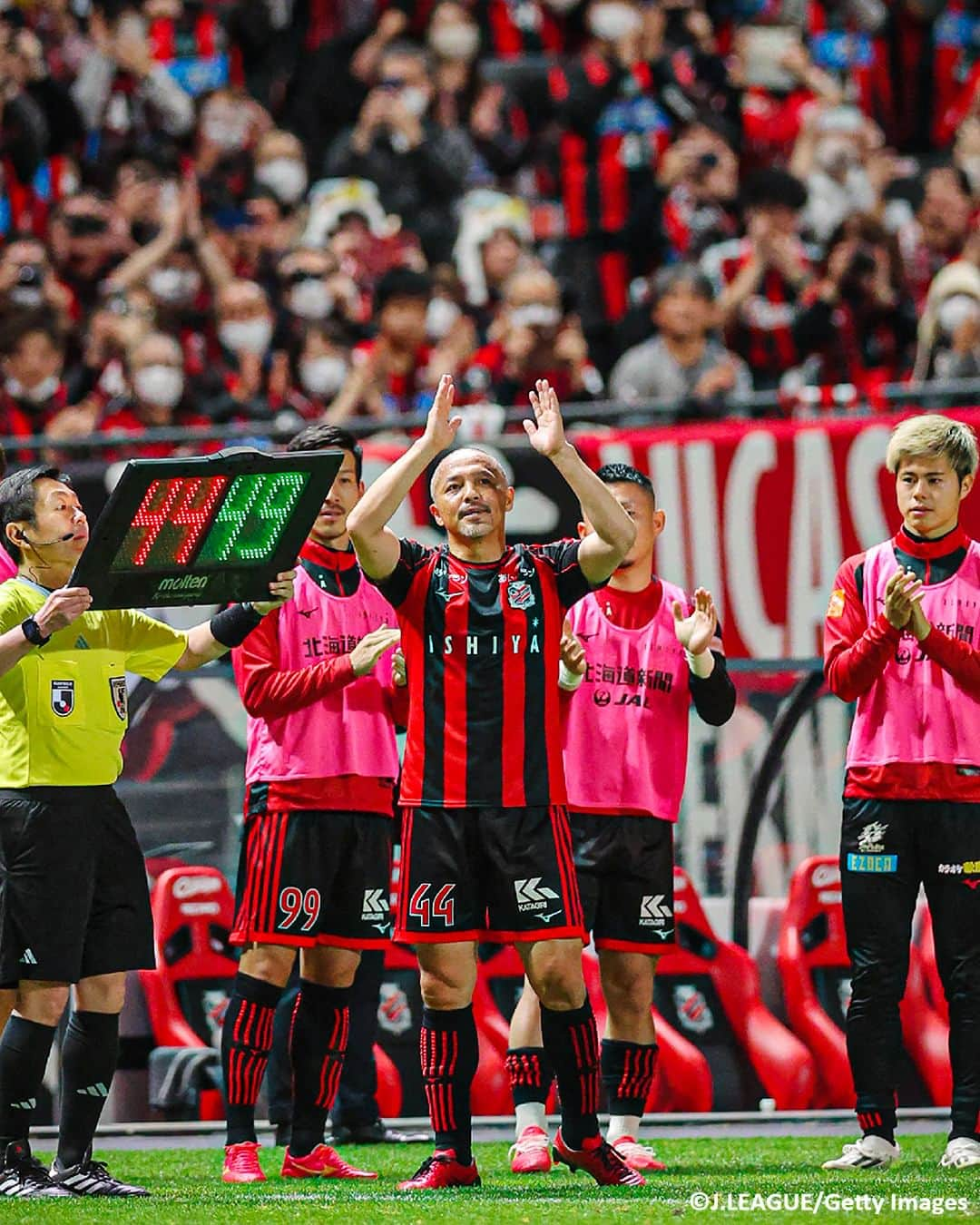 Goal Japanさんのインスタグラム写真 - (Goal JapanInstagram)「🔴⚫️ ありがとう、#小野伸二！👏 現役ラストマッチとなった古巣・浦和レッズとの一戦で先発出場した #北海道コンサドーレ札幌 の #小野伸二。小野は22分までプレーし、交代時には両チームの選手たちが花道を作ってピッチから送り出し、偉大なキャリアを称えた。  試合後にはセレモニーが行われ、かつてのチームメートであるファン・ペルシや稲本潤一らがメッセージを寄せた。 小野はスピーチで「プロサッカー選手の生活は終わりますが、僕自身はこれからも変わらずサッカーを愛し、楽しんで続けていくので、これからもどうぞよろしくお願いします」と語った。(Photo: J.LEAGUE / Getty Images)  #soccer #football #meijiyasudaseimeijleague #jleague #hokkaidoconsadolesapporo #consadolesapporo #consadole #shinjiono #サッカー #フットボール #明治安田生命Jリーグ #コンサドーレ #⚽」12月3日 19時40分 - goaljapan