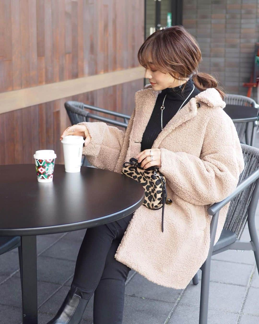 yoko178loveのインスタグラム：「#coordinate  寒くなってきましたね ホットラテの温かさが沁みるー☺︎  展示会でオーダーしてたボアコート✨ ダブルボタンでミドル丈だから バランス取りやすくて🙆‍♀️  娘ともシェアできそう✨ ↑というより既に奪われた🤣  coat  @ur_fbyrosso  jeans  @leejeans  shoes  #zara bag  #giannichiarini  #ボアコート #fbyrosso #冬コーデ #大人カジュアル #カジュアルコーデ #fashion#casual」
