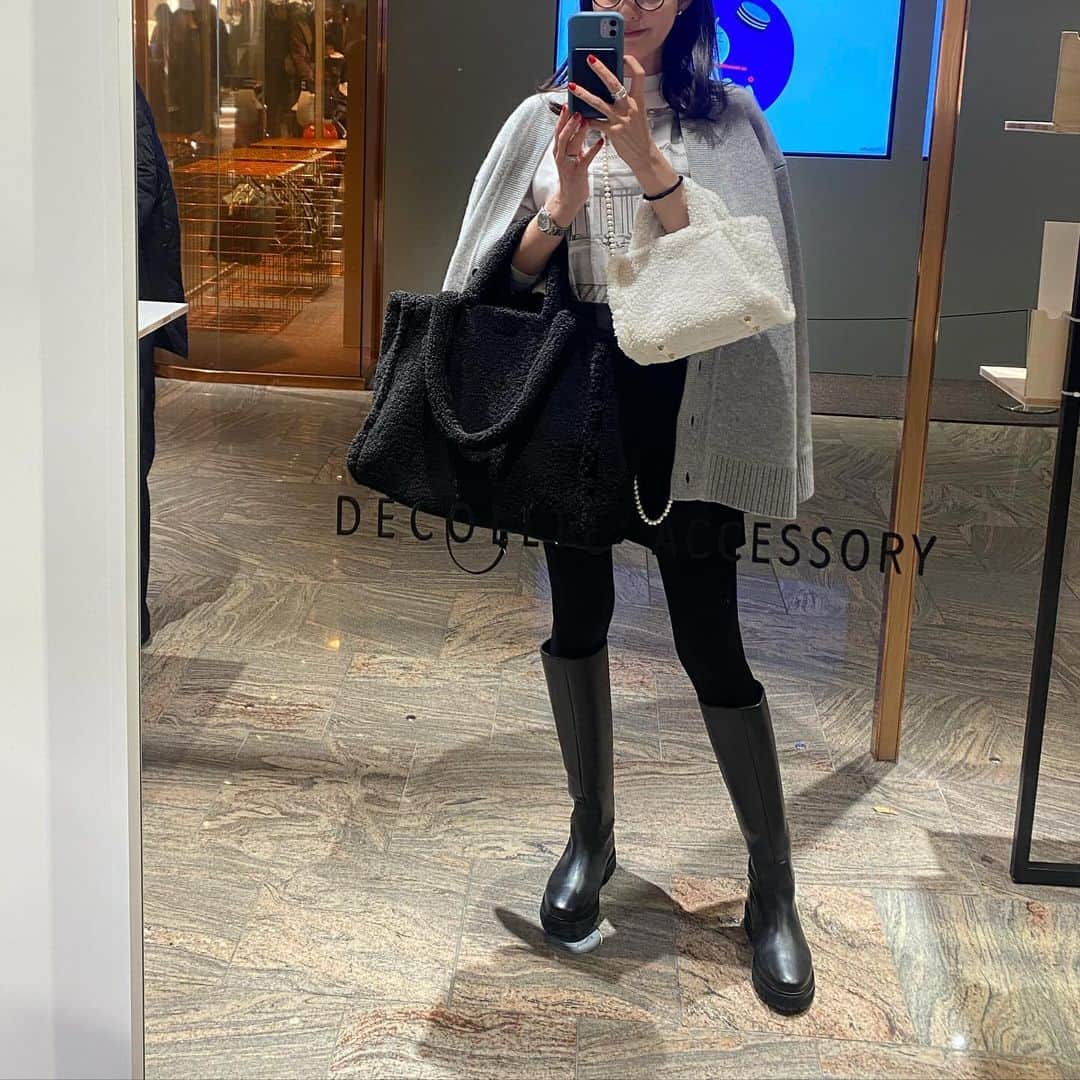 ともさかりえのインスタグラム：「⁡ ほぼ毎日同じような格好。 ミニスカとブーツが気分な秋冬です。 ⁡ @decollte_accessory  伊勢丹POPUP モコバッグは黒のLと白のS！ 禿げるほど悩んだわ🧚 ⁡ @decokyo  @kumi511976  久々に会えて嬉しすぎた🫶 ⁡ #バッグ @decollte_accessory  #カーディガン @lohen__official  #スカート @deuxiemeclasse  #カットソー @drawerofficial  #ブーツ @caminandojp (昔のものです) ⁡」