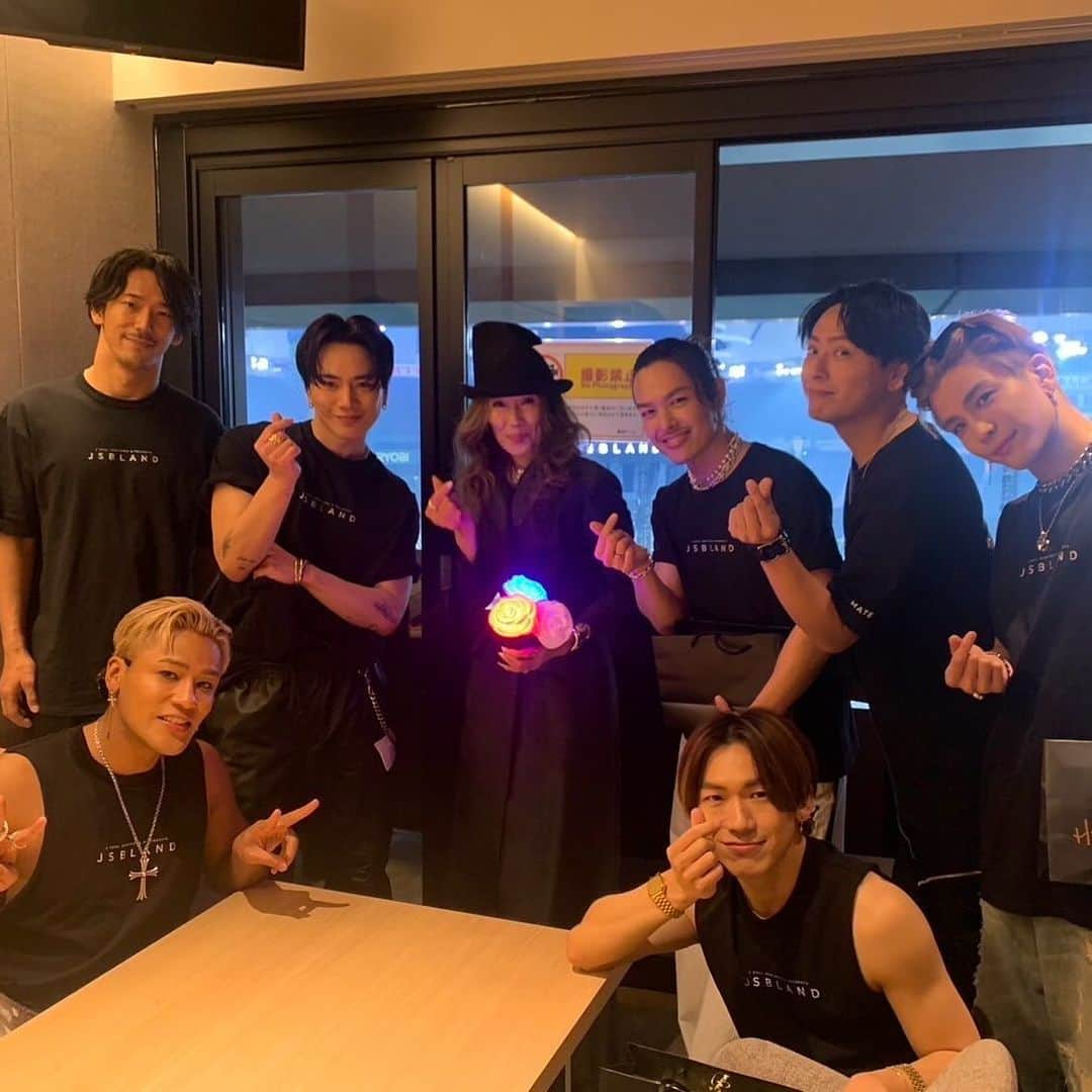 萬田久子さんのインスタグラム写真 - (萬田久子Instagram)「Power charge cheers🥂 #三代目jsoulbrothers  #jsbland  #今市隆二　さん #ØMI さん #NAOTO さん #小林直己　さん #ELLY さん #山下健二郎　さん #岩田剛典　さん #萬田久子」12月3日 19時43分 - hisako.manda_official