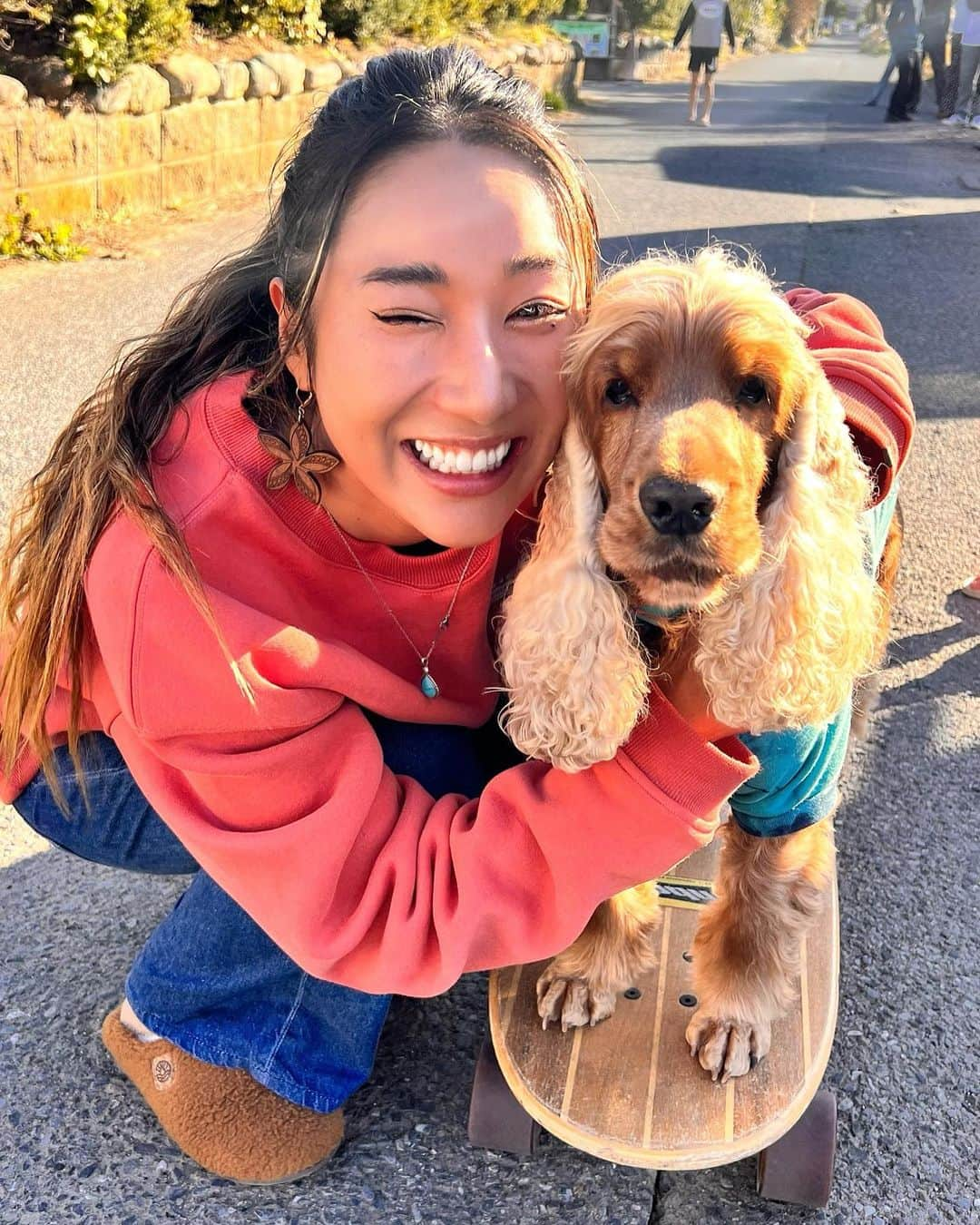 MAIMAIのインスタグラム：「Coda is good at surfing and skateboarding.✨ ナシチャンプルのフリマで大好きコーダくんが遊びに来てくれました❤️ 実家の保護犬ちゃんと同じイングリッシュコッカースパニエル🥰 ドッグサーフィン世界大会6部門賞総なめ✨ 世界で活躍するコーダくんはサーフィンもスケボーもうまくてイケメン😍 マックのCMとかいろんなモデルをしているの💕 イケメンコーダくんとのらぶらぶショット😚💕 タンデムしたりまたくぐりしたり沢山デートしました🥰 もう大好きすぎる〜😍 暖かくなったら一緒にサーフィンしようね〜🏄‍♀️✨  🐶 @satomimomi  🚩 @nasi_campur_ichinomiya  👚 @roial_intl   #イングリッシュコッカースパニエル  #コーダくん  #サーフィン犬  #サーフィン犬コーダ  #スケボー  #スケボー犬  #englishcockerspaniel」