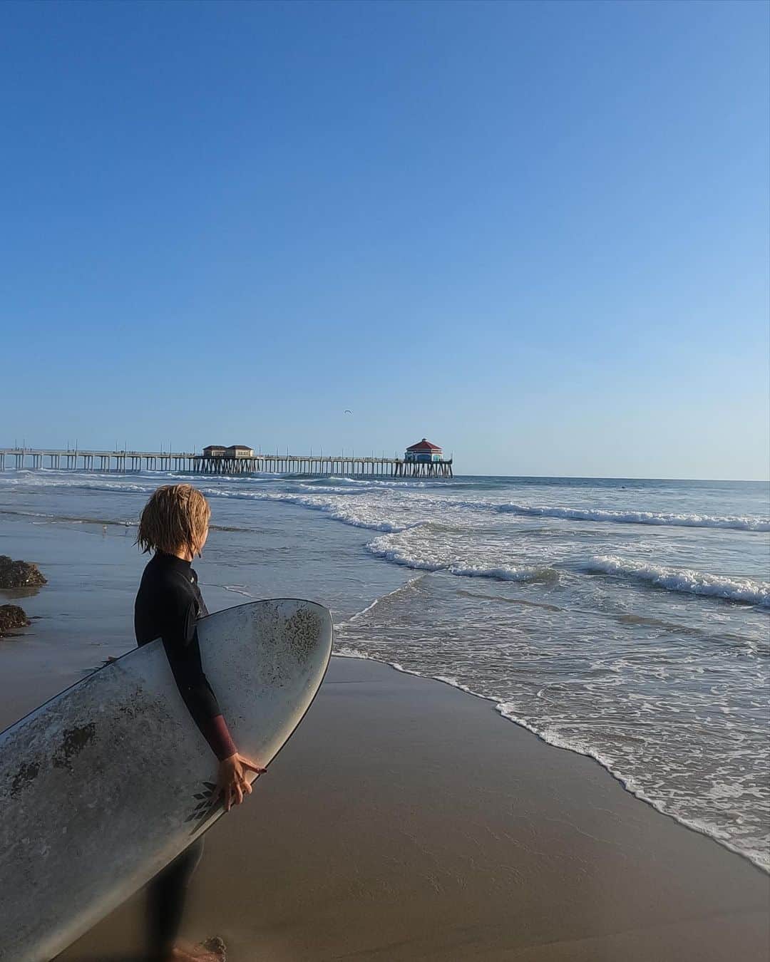 並木万里菜さんのインスタグラム写真 - (並木万里菜Instagram)「ロサンゼルス旅行記④  サーフィンの思い出たち🏄  1.Veniceのサーフショップがとても好みでした。 2.3.Newport beachとHuntington beach でサーフィンしました。 海外で波乗ることが初めてで パワーが違いすぎて最初おぼれかけた。  途中沖の方で背びれがぴよんって みえて 「終わった、サメだ。」と思って 死ぬ気でパドルして岸に戻ったら 可愛いイルカだったことなど いろいろと忘れられないサーフィンの思い出たちです。  次はマイボードを持って行きたい❕  #losangeles  #Newportbeach #Hungtingtonbeach #Venicebeach #mollusk #surftrip #surfshop #ロサンゼルス旅行  #ロサンゼルス観光」12月3日 20時10分 - marina_namiki