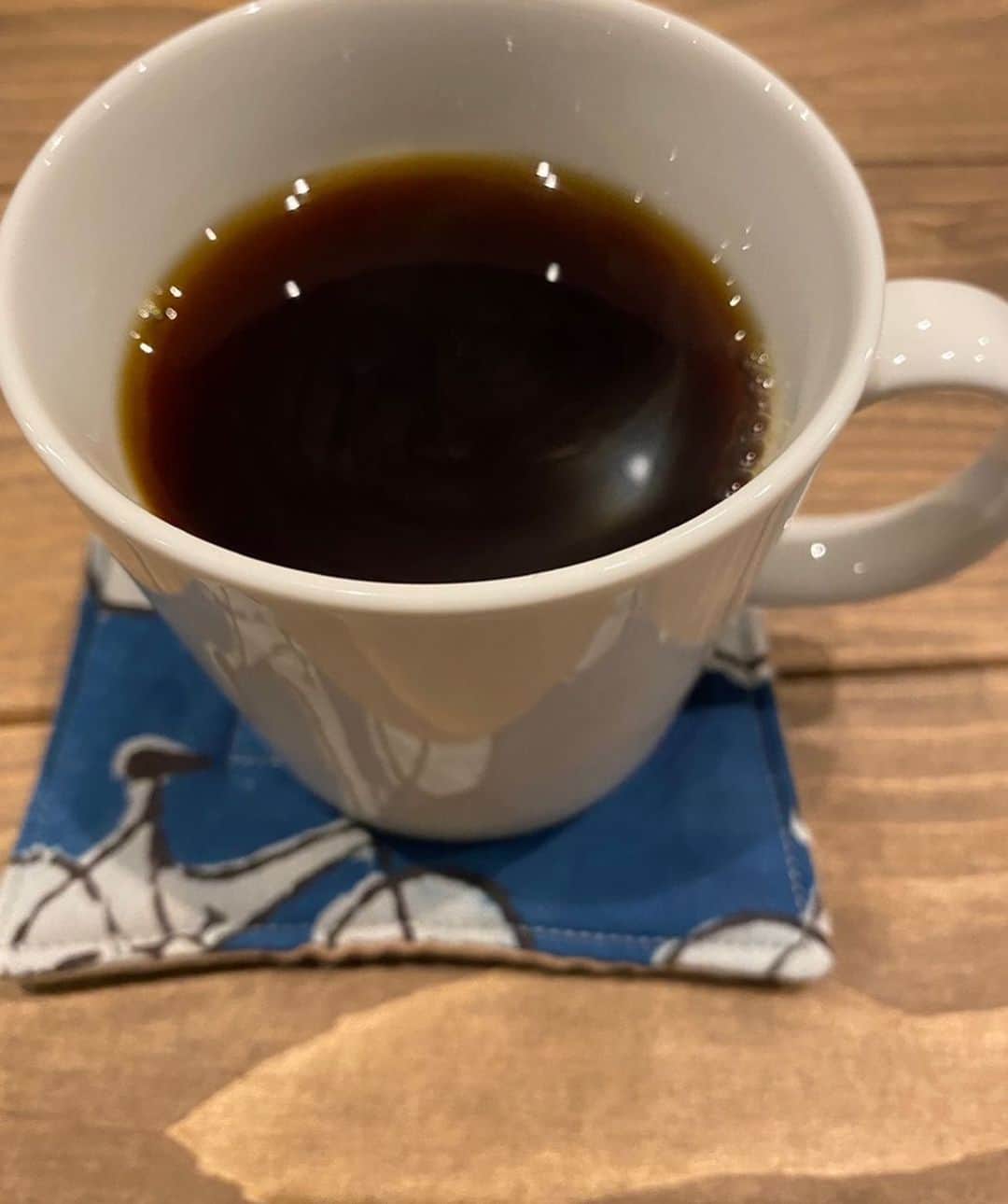三浦友加さんのインスタグラム写真 - (三浦友加Instagram)「12月8日（金）に 鶴岡市のPARADISO COFFEE ROASTERSさんでイベントをさせて頂く事になりました。   約一年前のパラディーゾさんのクラウドファンディングで1日バリスタ体験コースを希望しまして、 今回お邪魔させて頂くことになりました。  パラディーゾ・後藤さんのこだわりの美味しいコーヒーに合うような、スィーツやパンなどもご用意したいと思います。　  〝大黒様のお歳夜〟の前日なので 黒豆や大黒神きな粉、米炒り、豆炒り、 鶴岡えくぼフルーツプロジェクトのりんご、 庄内柿、山ぶどう、栃の実、米飴、土着の食材やスパイスなどを使用したグルテンフリーのヴィーガンスィーツやミウラのユカレーのカレーや庄内小麦を使ったおかずパン、豆乳チャイなども登場予定です。 （今回はカレーライスはお休みさせて頂きます）  コーヒーが苦手だった私ですが、 華やかで、気分が明るくなるような後藤さんの魔法のように美味しいコーヒーに、 日常の中の新しい至福を教えて頂きました。 浅煎り、深煎り、カフェインレスや栽培中農薬不使用など、様々ご対応されて、 後藤さんのおりなす様々なジャンルのお話をうなずきながらコーヒーを楽しむのもまた魅力です。  寒い中が続きますが、　 鶴岡銀座通りの ほっこり温かいカフェ空間 ぜひお越し下さいのぅ。  ゲストバリスタ　イベント  「PARADISO COFFEE ROASTERS  ✖️ミウラのユカフェ」  12月8日（金）10:00~15:00  会場: PARADISO COFFEE ROASTERS   山形県鶴岡市本町一丁目6-11  ※駐車場は荘内銀行本店前パーキングが便利です（2時間無料）。長時間の路駐は取締まりの対象となりますのでご注意下さい。  ※自転車でお越しの方へ。お隣は出入りがありますので、シャッターの前には停めず、車道側にお停め下さい。  #パラディーゾコーヒーロースターズ #paradisocoffeeroasters #鶴岡カフェ #庄内カフェ #鶴岡コーヒー #山形カフェ #山形コーヒー #ナナハン焙煎機 #スペシャルティコーヒー #ミウラのユカレー#ミウラのユカフェ #鶴岡銀座通り商店街#大黒様#大黒様のお歳夜」12月3日 19時45分 - miurayuka