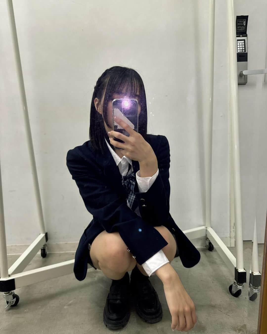 神南里奈のインスタグラム：「見えないけど制服着てます」