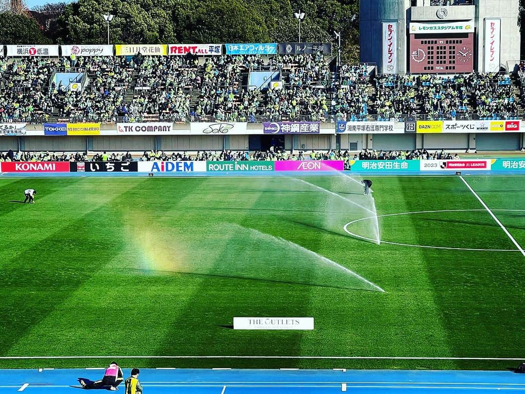 安田美香さんのインスタグラム写真 - (安田美香Instagram)「⚽️【#SCN ゲットスリーライブ】 #湘南ベルマーレ vs #FC東京  お聴き頂きありがとうございました！  昨年の春に #WEリーグ で実況デビューさせて頂いたばかりの新人が…  今年はJ1で、しかもラジオ実況📻というチャレンジをさせて頂きました！  ラジオでのサッカー実況は本当に奥が深くて、課題だらけです💨  しかーし！  伸びしろしか自分にはないぜ と言い聞かせて精進します🤜🏻🤛🏻  わっしょい！  今シーズンありがとうございました😆  写真は、今日生放送内で話した「大好きなピッチにかかる虹🌈」を！  #感謝 #湘南ケーブルネットワーク @shonan_cable_network #fm湘南ナパサ #ラジオ #サッカー #jリーグ #bellmare #湘南 #ベルマーレ #実況 #アナウンサー #安田美香」12月3日 19時47分 - mika.yasuda.horipro