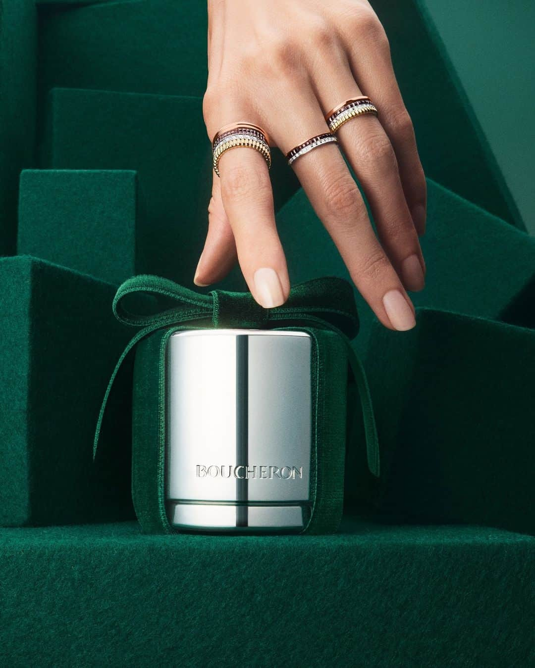 ブシュロンさんのインスタグラム写真 - (ブシュロンInstagram)「Today on the wishlist : a better future. When Boucheron reinvents its jewelry case, it shakes up the jewelry industry! ⁣ ⁣ #EmeraldEnchantment⁣ #BoucheronHoliday」12月3日 20時00分 - boucheron