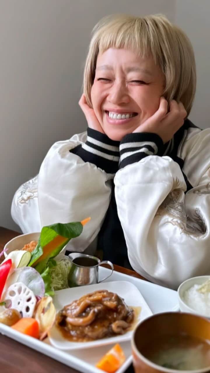 ロシアン佐藤のインスタグラム：「💭米蔵を改装した薪の暖炉に癒されるカフェ  【Cafe Naka蔵】 🔽 〒693-0001 島根県出雲市今市町 中町６８９  ⁡🥢🍽🥄 米蔵を改装して作られた趣のあるカフェ。 ランチの時間帯に訪問。 いろいろな方から「あそこはいいぞ」とすすめられてはや数年、やっと訪問出来ました。  後で知ったんですが、ご店主さんかな？ 同じ小学校で歳がひとつ違いでした🤣♡ ランチのプレートは野菜がたっぷりでボリュームも満点（私はさらに唐揚げをトッピング） ふかふかのソファの席にすわって頂きました。 ハンバーグとローストビーフが人気なんだって。  デザートにはティラミスを頼んで。 デカくてふわふわ。 抹茶ラテとともに最高の時間でした。  モーニングのセットも美味しそうだった、 そしてカフェタイムのスイーツも美味しそうだ……。  出雲のマダムたちがゆったりお友達と色々なことを喋っていたり、1人で訪問されてゆっくり自分時間をたのしむお姉さんがいたり。 それぞれの時間が心地よい素敵な空間でした。  またゆっくり訪問したい🙂🙃  #cafe #cafeNaka蔵 #出雲カフェ #出雲喫茶店 #出雲ランチ #島根 #出雲市グルメ」