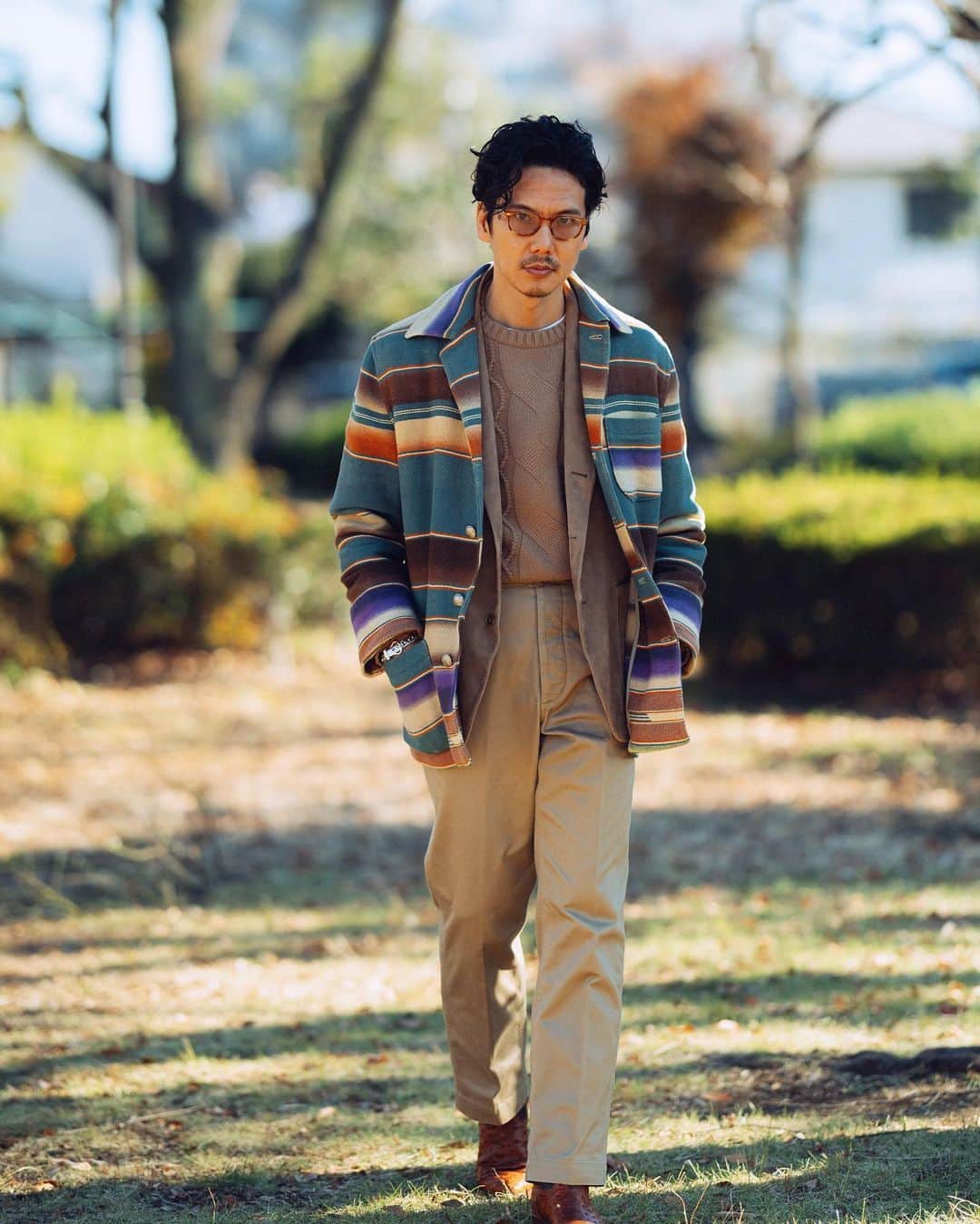 Shuhei Nishiguchiのインスタグラム：「"HI&LOW on winter sunday"⬅︎⬅︎⬅︎swipe left PH. @shige_mot0   ラギッドなヴィンテージアイテムをクリーンに。 カジュアルとドレスの狭間のスタイリング。  Tap for Brands ・ ITEM Native Jacket： #polocountry Jacket： @belvest  Knit： @colhays  Pants： @woolrich authentic Belt： @thesole_official  Shoes： @tonylamaboots  Eyewear： @oliverpeoples  Watch：　@omega  ・ #classicmenswear #hiandlow #gentlemen #follow #pr #influence #bestoftheday #vintagewear #spezzatura #outfitmen」