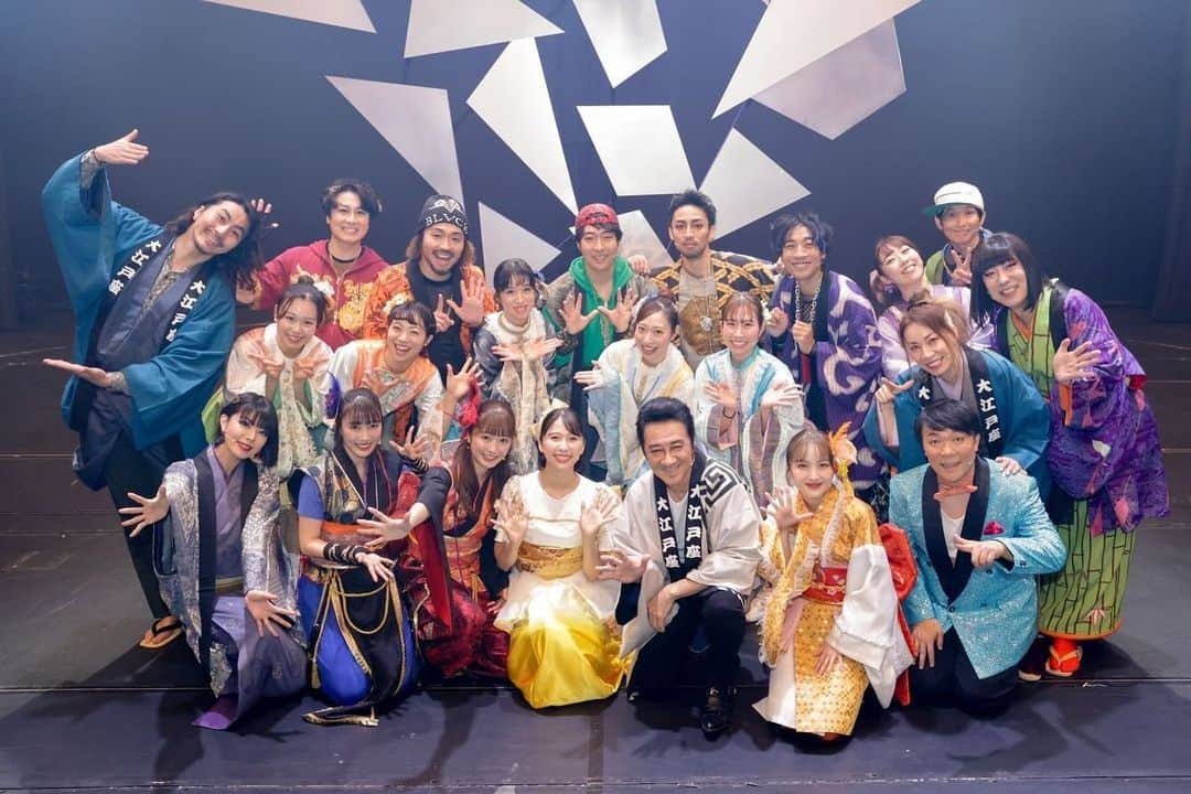 ももいろクローバーZのインスタグラム：「#明治座 #ももクロ一座特別公演  本日千穐楽を迎え、全14公演を無事終えることができました🎊 ご来場頂いた皆さん、オンラインライブを観て頂いた皆さん、出演者の皆さん、スタッフの皆さん、本当にありがとうございました💓💓💓💓  そして、座長しおりん💛かなちゃん❤️あーりん🩷れにちゃん💜も稽古から今日まで大変お疲れ様でした🙇‍♀🙇‍♀🙇‍♀🙇‍♀  最後の写真は打ち上げにて。座長からの差し入れで全長10mの出張回転寿司その名も「たまい鮨」の前で記念撮影📸  #ももクロ一座特別公演2023  #ももクロ」