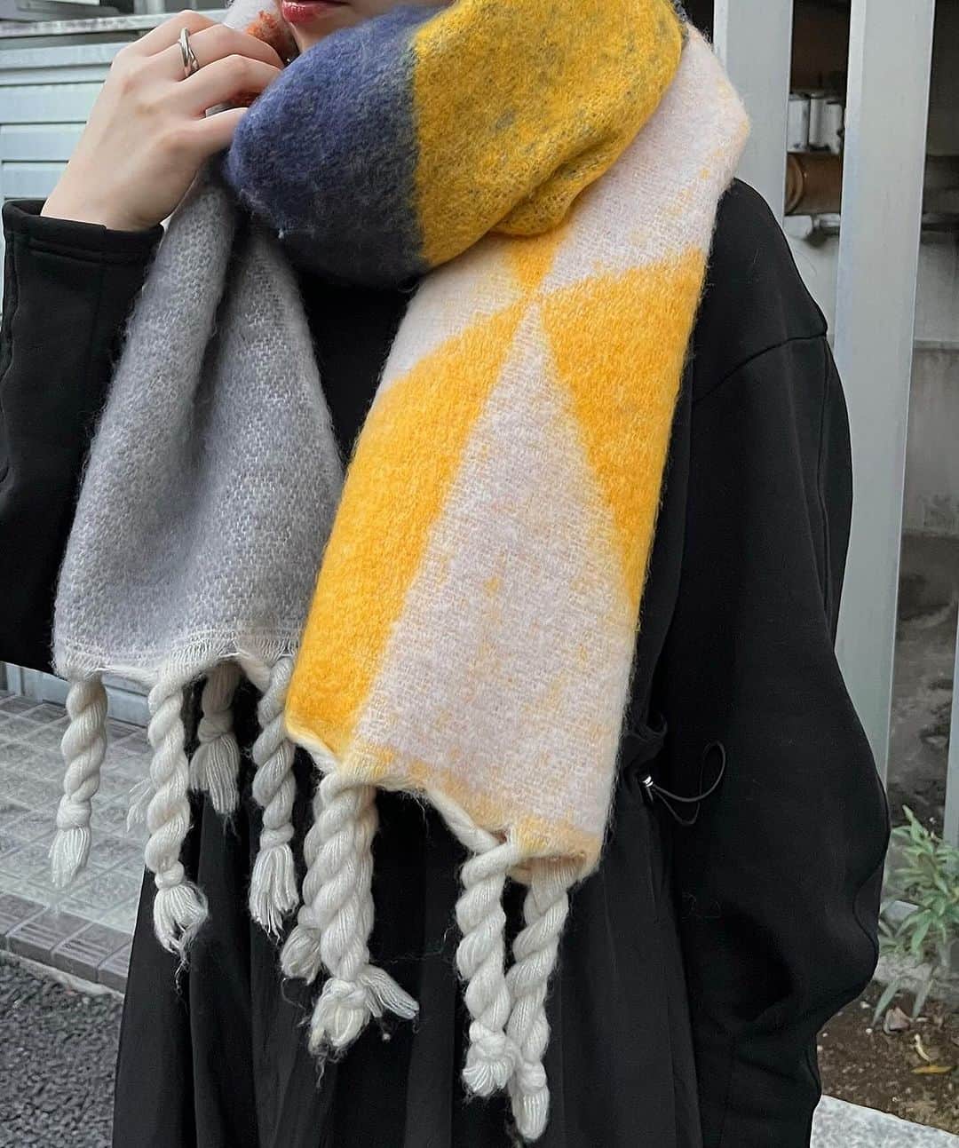 CAPRICIEUX LE'MAGEのインスタグラム：「【recommend】 ⁡ ⁡ ⁡ ⁡ ⁡ ⁡ ☑︎マルチブラックマフラー blue / navy ⁡ ⁡   ⁡ ⁡ 目を惹くマルチカラーがポイントのマフラー ⁡ 巻き方で顔周りに持ってくる色を変え 色んな表情を楽しめるブロッキング柄です！ ⁡ シンプルなスタイリングのワンポイントになる1点✨ ⁡ ⁡ ⁡ ⁡ ⁡ ⁡ ⁡ #capricieuxlemage#カプリシュレマージュ#大人カジュアル#ootd#置き画#シンプルコーデ#きれいめコーデ#きれいめカジュアル#低身長コーデ#高身長コーデ#シンプルコーデ#淡色#ベージュコーデ#淡色コーデ#淡色女子#大人カジュアル#カジュアルコーデ#」