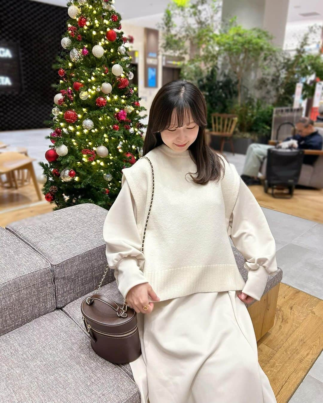 吉田悠希さんのインスタグラム写真 - (吉田悠希Instagram)「♡ お出かけの楽しみはクリスマスツリー🎄♥️ この日は両親と産前ラストディナーでした🍴 ⁡ ⁡ ワンピース @geera__official  バッグ @bag_hayni  ⁡ ⁡ HAYNIのバニティバッグはコンパクトながら スマホ、お財布、母子手帳がすっぽり入る優れもの👜 チェーン部分も可愛くてお気に入りです⛓️ ⁡ ⁡ ⁡ #PR #HAYNI #ヘイニ #ショルダーバッグ #ハンドバッグ #バニティバッグ #バニティポーチ #本革バッグ #レザーバッグ #高見えバッグ #おしゃれバッグ #大人可愛い #きれいめコーデ #マタニティコーデ #妊婦コーデ #臨月の過ごし方 #マタニティ」12月3日 20時15分 - yuki__yoshida__914