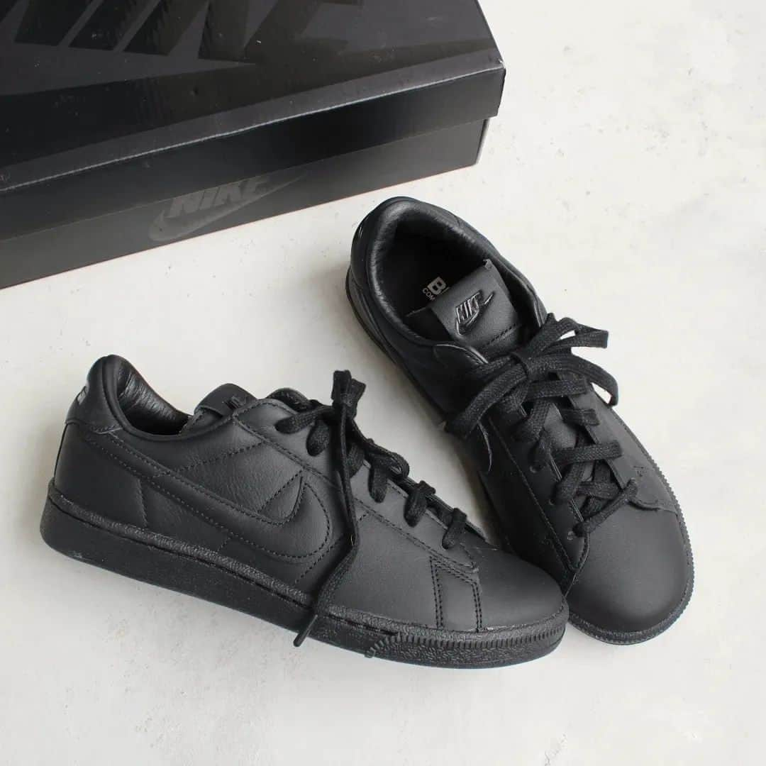 RAGTAGのインスタグラム：「BLACK COMME des GARCONS size : 23.5cm ￥23,100   NIKE の名作「テニスクラシック」とのコラボレーションスニーカー   アッパーからソールまでオールブラックで統一し、品が漂うクラシックな足元を演出   ミニマルなデザインで永く愛用できるスペシャルな一足   _   気になる商品は、お近くの店舗へお取り寄せ可能◎ サイズや色味を実際に試してからご購入をご検討いただけます！ お気軽にご利用ください。   _   #ラグタグ #古着 #ブランド古着 #古着ファッション #blackcommedesgarcons #ブラックコムデギャルソン #nike #ナイキ #nikesneakers #ナイキスニーカー #コラボスニーカー #コラボレーション #commedesgarcons #tennisclassic #スニーカー #スニーカー女子 #スニーカーコーデ #トレンドコーデ #大人カジュアル #tokyovintage #tokyovintageshop #ootd #東京古着屋 #名古屋古着屋 #大阪古着屋 #京都古着屋 #福岡古着屋」