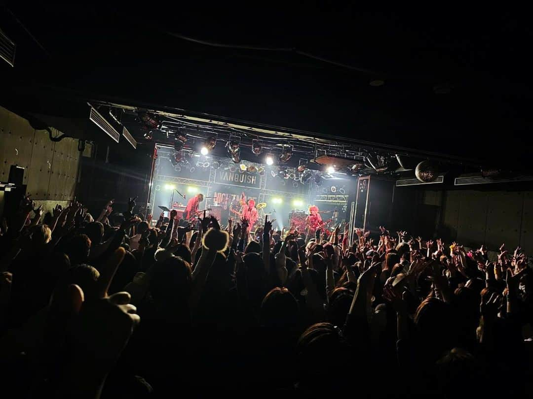 YOMIのインスタグラム：「ツアー5ヶ所目、広島LIVE VANQUISH。 今日もかなり良いテンションなライヴでした！ 札幌、仙台、東京も入れ替え曲あるので楽しみにしてて〜✨ #ナイトメア  #nightmare #広島 #ライヴ」