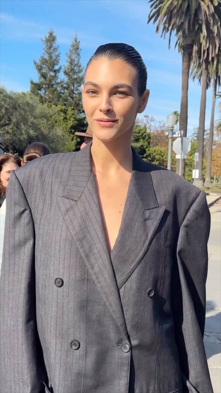 Vogue Italiaのインスタグラム：「Più Hollywood di Hollywood: @Demna porta la passerella di @Balenciaga a Los Angeles per la collezione pre-fall 2024. Dalla nuova ambasciatrice del marchio da poco annunciata, @NicoleKidman, che ha fatto breccia nel mare di spettatori con un abito in velluto dal corpetto scolpito, fino a @vittoria seduta in prima fila, @kimkardashian, @kendalljenner e l’apparizione inaspettata in passerella di @iamcardib: scopri tutti i dettagli dell’evento losangelino, al link in bio.  #VogueInspires」