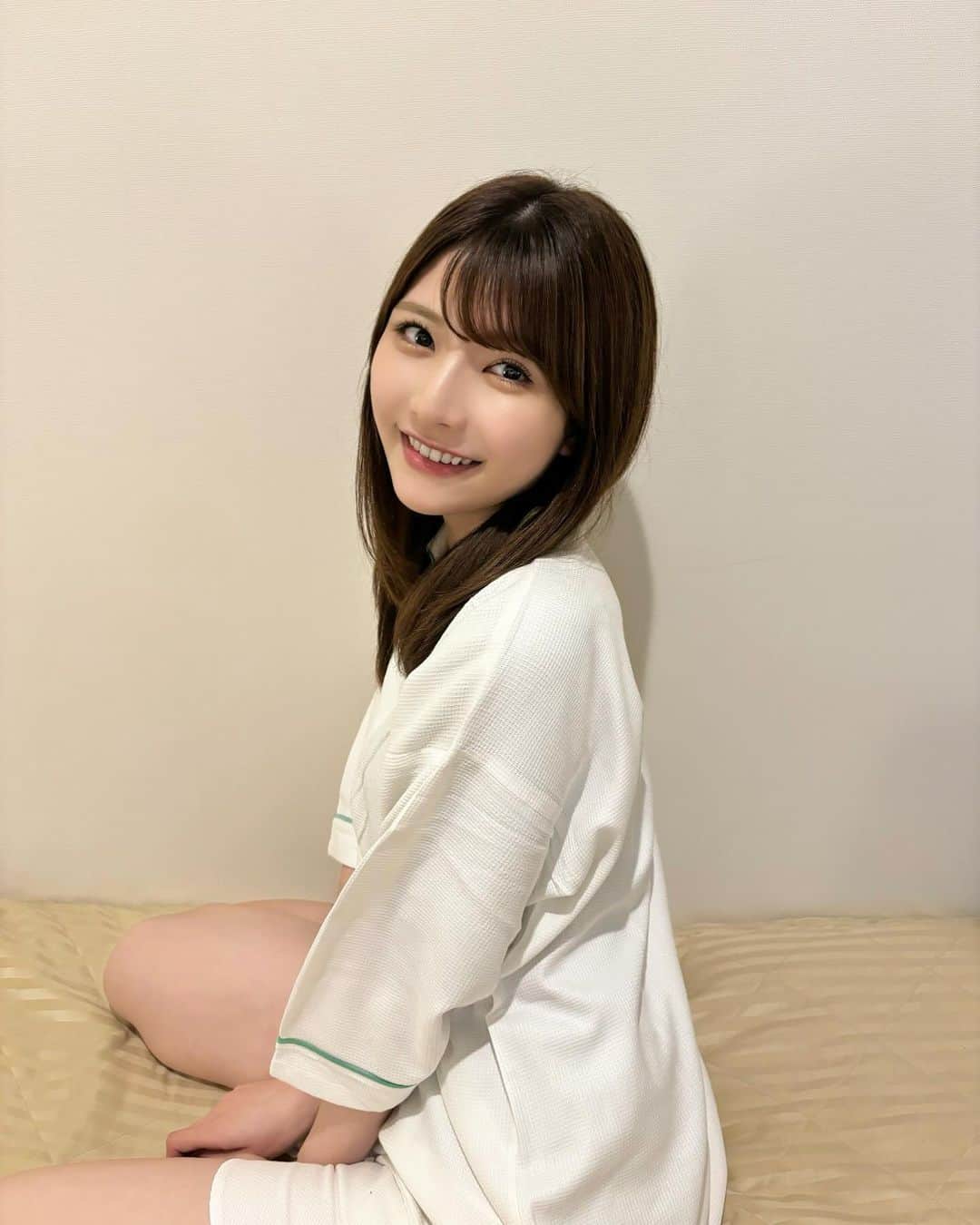 秦はるかのインスタグラム：「ホテルのパジャマ落ち着かない🫠」