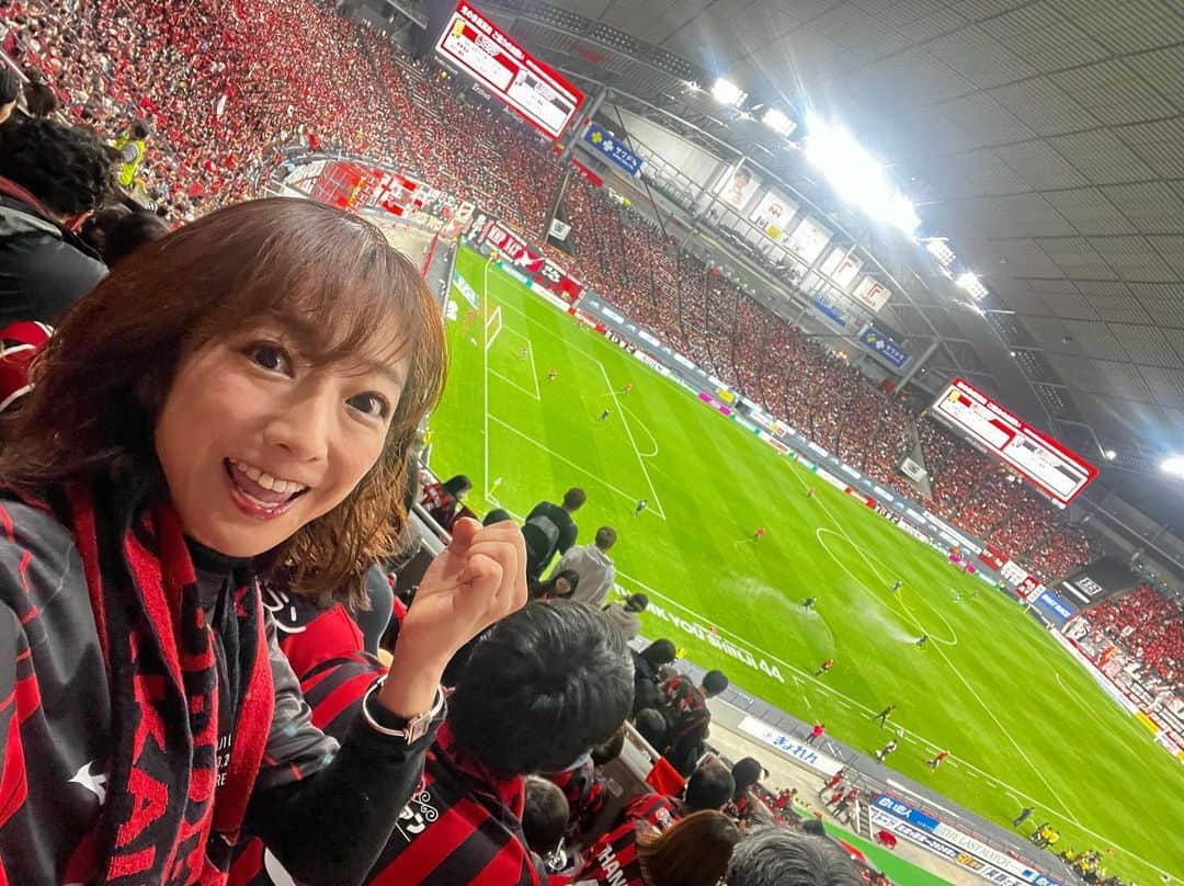 佐藤彩さんのインスタグラム写真 - (佐藤彩Instagram)「小野伸二選手の引退試合⚽️ 札幌ドームで観てきました！  20分ほどプレーしたあと 温かい拍手が鳴り止まぬなか 私は涙が溢れて止まらずビックリ🥲 ずいぶんと涙脆くなったものです笑  ぼっち観戦だったけど 周りのサポーターさんたちの観戦談話を聞きながら 楽しんだ試合観戦⚽️  心動かされる時間だったし 最後のセレモニーも見られて良かったなぁ☺️ .  「楽しむ」ことは できそうで忘れてしまっている時もある  落ち込むこともあるけれど 好きな仕事を楽しんでできる幸せを噛みしめながら 明日からもがんばろう！  小野伸二選手の姿を見て 改めてそう思えた時間でした🥹  . 小野伸二選手 コンサドーレの皆さん 本当にお疲れさまでした！！ そしてありがとうございました！！  また来年もたくさん応援行きますね🙌  #コンサドーレ #北海道コンサドーレ札幌 #小野伸二 選手　#引退試合 #泣いた #心が震えた #コンサを成長させてくれてありがとうございました #お疲れさまでした #札幌ドーム #ぼっち観戦 #たまにはいいよね #なんでも #楽しむ」12月3日 20時08分 - hbc_ayasato