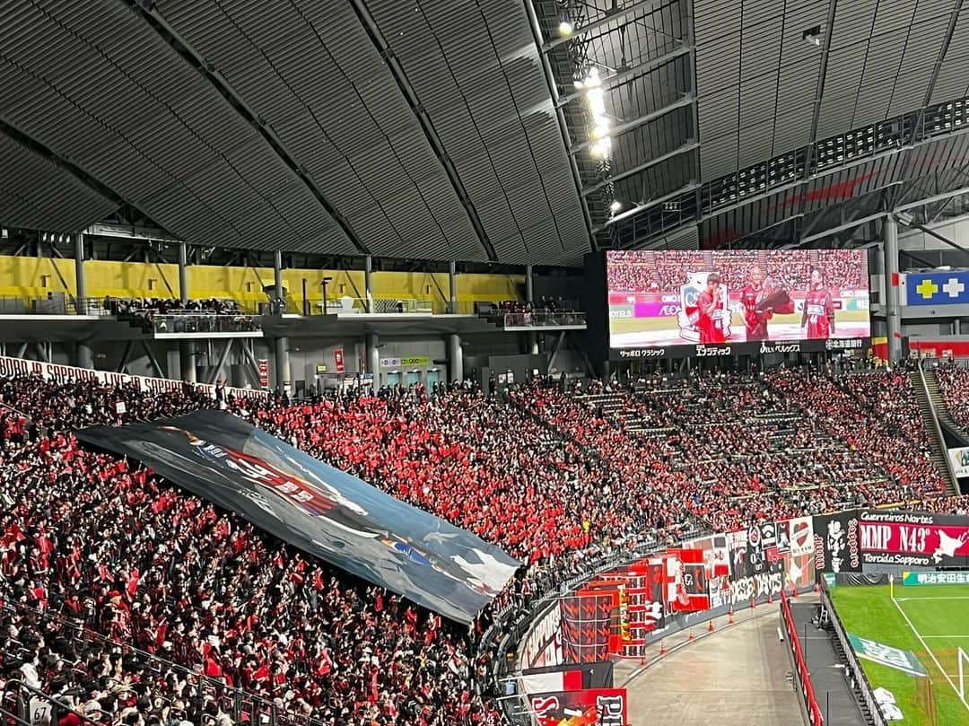 佐藤彩さんのインスタグラム写真 - (佐藤彩Instagram)「小野伸二選手の引退試合⚽️ 札幌ドームで観てきました！  20分ほどプレーしたあと 温かい拍手が鳴り止まぬなか 私は涙が溢れて止まらずビックリ🥲 ずいぶんと涙脆くなったものです笑  ぼっち観戦だったけど 周りのサポーターさんたちの観戦談話を聞きながら 楽しんだ試合観戦⚽️  心動かされる時間だったし 最後のセレモニーも見られて良かったなぁ☺️ .  「楽しむ」ことは できそうで忘れてしまっている時もある  落ち込むこともあるけれど 好きな仕事を楽しんでできる幸せを噛みしめながら 明日からもがんばろう！  小野伸二選手の姿を見て 改めてそう思えた時間でした🥹  . 小野伸二選手 コンサドーレの皆さん 本当にお疲れさまでした！！ そしてありがとうございました！！  また来年もたくさん応援行きますね🙌  #コンサドーレ #北海道コンサドーレ札幌 #小野伸二 選手　#引退試合 #泣いた #心が震えた #コンサを成長させてくれてありがとうございました #お疲れさまでした #札幌ドーム #ぼっち観戦 #たまにはいいよね #なんでも #楽しむ」12月3日 20時08分 - hbc_ayasato