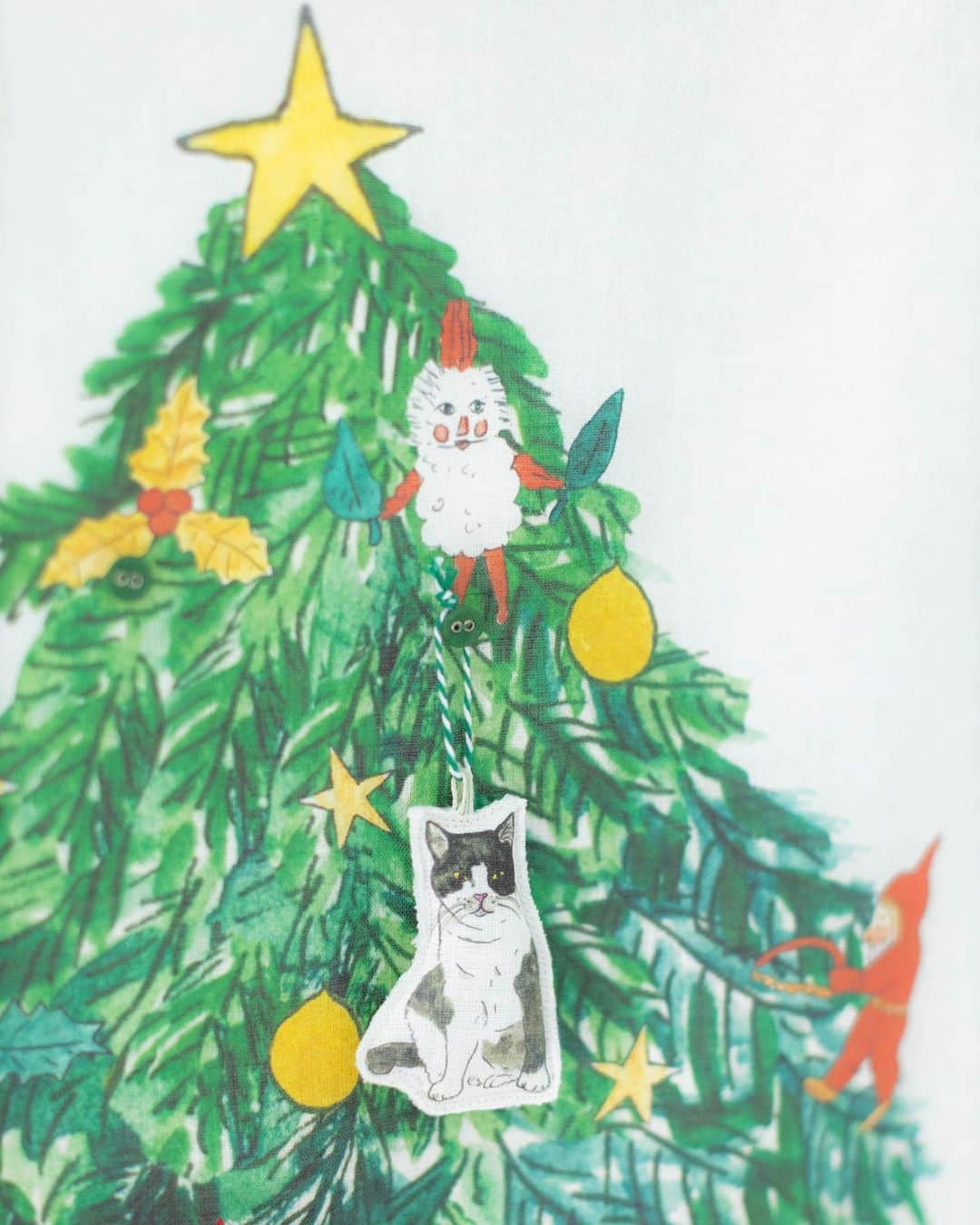 オルネ ド フォイユさんのインスタグラム写真 - (オルネ ド フォイユInstagram)「isabelle boinot × fog linen work  クリスマスタペストリーと猫のオーナメントが再入荷📣  ●12月4日、18時頃の販売開始です🐈  前回好評いただいたフランス人のアーティスト、 イザベル・ボワノさんとfog linen workとの コラボレーションアイテムが再び届きます🎄  当店だけの限定デザインで、 リビングはもちろん玄関など、 どんなところにも素敵に飾れます。  タペストリーには6箇所ボタンが付いているので、 そこに引っ掛けることができます。  もちろん、手持ちのオーナメントも 飾っていただけますよ。  可愛い猫のオーナメントも 一緒に飾って楽しんでくださいね✨  商品名：isabelle boinot × fog linen work ∟クリスマスタペストリー ∟猫のオーナメント（3個セット）  ———————————————  ●商品詳細は 販売後、プロフィールのリンクからご確認ください。 👉@ornedefeuilles  ※検索画面で 「クリスマス」「オーナメント」でチェック🔎 ※オンラインショップと不動前店の取扱い商品は異なります。  #クリスマスツリー #クリスマスタペストリー #クリスマス #オーナメント #foglinenwork #isabelleboinot #xmas #christmas #暮らしを楽しむ #心地よい暮らし #丁寧な暮らし #ornedefeuilles #オルネドフォイユ」12月3日 20時00分 - ornedefeuilles
