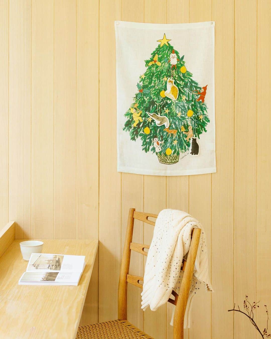 オルネ ド フォイユのインスタグラム：「isabelle boinot × fog linen work  クリスマスタペストリーと猫のオーナメントが再入荷📣  ●12月4日、18時頃の販売開始です🐈  前回好評いただいたフランス人のアーティスト、 イザベル・ボワノさんとfog linen workとの コラボレーションアイテムが再び届きます🎄  当店だけの限定デザインで、 リビングはもちろん玄関など、 どんなところにも素敵に飾れます。  タペストリーには6箇所ボタンが付いているので、 そこに引っ掛けることができます。  もちろん、手持ちのオーナメントも 飾っていただけますよ。  可愛い猫のオーナメントも 一緒に飾って楽しんでくださいね✨  商品名：isabelle boinot × fog linen work ∟クリスマスタペストリー ∟猫のオーナメント（3個セット）  ———————————————  ●商品詳細は 販売後、プロフィールのリンクからご確認ください。 👉@ornedefeuilles  ※検索画面で 「クリスマス」「オーナメント」でチェック🔎 ※オンラインショップと不動前店の取扱い商品は異なります。  #クリスマスツリー #クリスマスタペストリー #クリスマス #オーナメント #foglinenwork #isabelleboinot #xmas #christmas #暮らしを楽しむ #心地よい暮らし #丁寧な暮らし #ornedefeuilles #オルネドフォイユ」