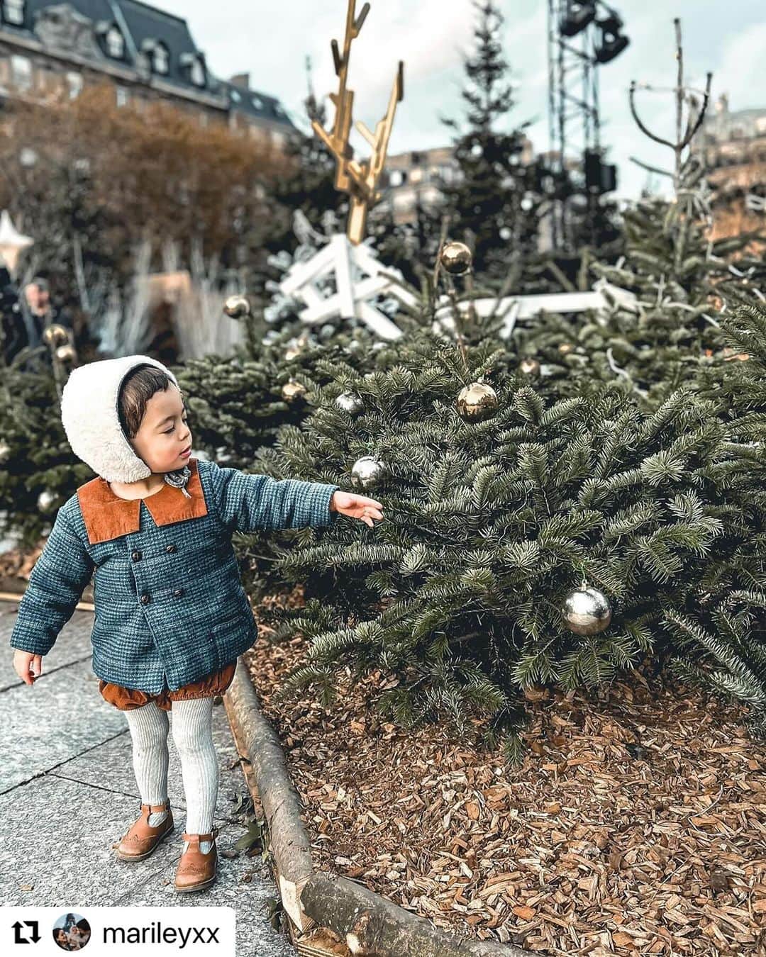 ボーネルンドさんのインスタグラム写真 - (ボーネルンドInstagram)「【ヨーロッパのクリスマスレポート】fromフランス  フランスの街はクリスマス一色になっているようです。  たくさんのモミの木とメリーゴーランドで、 クリスマスのワクワク感が伝わってきます🌟  ▼ボーネルンドクリスマス特設ページではMarikoさんの「フランスのクリスマスレポート」を掲載中です😊 https://ec.bornelund.co.jp/shop/pages/campaign_christmasreport_france.aspx  #リポスト - @marileyxx  @marileyxx with @use.repost ・・・ Le dernier jour de mois de novembre 🍂 . あっという間に11月も最終日😳 街もすっかりクリスマスモード🎄 今年もパリ市役所Hôtel de ville前の クリスマスマーケットに行ってきました🎅🏻 来年のパリオリンピックの主張が激しいけど(笑) もみの木がたくさんあってキラキラしてて素敵💫 今年もメリーゴーランドは無料で乗れました🎠🤍 すぐ側のデパートBHVのショーウィンドウも クリスマス仕様💚森の中のクリスマスがテーマで 動物達がたくさんいたので息子が大喜び🤭 . 後半の写真は📍Passage des panoramas 普段のパッサージュも好きだけど クリスマス時期のパッサージュはどこも素敵🥰 そして明日は12月1日、 アドベントカレンダーを開ける日！🤣 今年は @lamaisonplisson のを買ってみました🍫 明日が楽しみだな〜😌❤️ . . ▶︎ Novembre 2023 . . . . . #paris #france #noël #parisien #marchedenoel #lookbebe #vetementbebe #livinginfrance #baby #babyboy #ryuryu_outfit #男の子ベビー #男の子ママ #令和3年ベビー #2歳 #2歳男の子 #2歳2ヶ月 #ベビーコーデ #ベビーファッション #ベビスタグラム #むすこーで #むすこふく #海外子ども服 #フランス #フランス子育て #パリ観光 #パリ #クリスマスマーケット #アドベントカレンダー」12月3日 20時00分 - bornelund