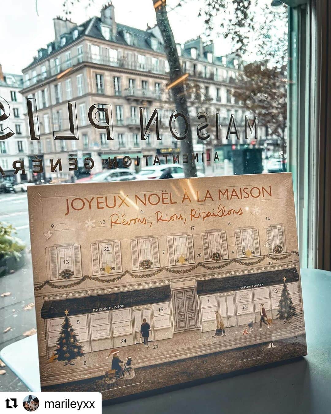 ボーネルンドさんのインスタグラム写真 - (ボーネルンドInstagram)「【ヨーロッパのクリスマスレポート】fromフランス  フランスの街はクリスマス一色になっているようです。  たくさんのモミの木とメリーゴーランドで、 クリスマスのワクワク感が伝わってきます🌟  ▼ボーネルンドクリスマス特設ページではMarikoさんの「フランスのクリスマスレポート」を掲載中です😊 https://ec.bornelund.co.jp/shop/pages/campaign_christmasreport_france.aspx  #リポスト - @marileyxx  @marileyxx with @use.repost ・・・ Le dernier jour de mois de novembre 🍂 . あっという間に11月も最終日😳 街もすっかりクリスマスモード🎄 今年もパリ市役所Hôtel de ville前の クリスマスマーケットに行ってきました🎅🏻 来年のパリオリンピックの主張が激しいけど(笑) もみの木がたくさんあってキラキラしてて素敵💫 今年もメリーゴーランドは無料で乗れました🎠🤍 すぐ側のデパートBHVのショーウィンドウも クリスマス仕様💚森の中のクリスマスがテーマで 動物達がたくさんいたので息子が大喜び🤭 . 後半の写真は📍Passage des panoramas 普段のパッサージュも好きだけど クリスマス時期のパッサージュはどこも素敵🥰 そして明日は12月1日、 アドベントカレンダーを開ける日！🤣 今年は @lamaisonplisson のを買ってみました🍫 明日が楽しみだな〜😌❤️ . . ▶︎ Novembre 2023 . . . . . #paris #france #noël #parisien #marchedenoel #lookbebe #vetementbebe #livinginfrance #baby #babyboy #ryuryu_outfit #男の子ベビー #男の子ママ #令和3年ベビー #2歳 #2歳男の子 #2歳2ヶ月 #ベビーコーデ #ベビーファッション #ベビスタグラム #むすこーで #むすこふく #海外子ども服 #フランス #フランス子育て #パリ観光 #パリ #クリスマスマーケット #アドベントカレンダー」12月3日 20時00分 - bornelund