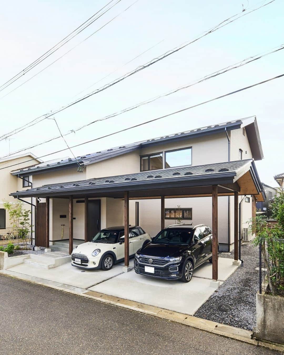 工房信州の家さんのインスタグラム写真 - (工房信州の家Instagram)「【 #切妻屋根 】住宅街に馴染むシンプルな切妻屋根の外観。 玄関まで一体となったカーポートは雨に塗れず出入りすることができ使い勝手がよい。縦格子と共に外観のアクセントにもなっている。#工房信州_外観  #工房信州の家 は、長野県全域で信州の木を使った #注文住宅 を建てる住宅会社です。 県内10ヶ所に #住宅展示場 や #モデルハウス があります。  ------------------------------- ▶最新情報・施工事例はHPで @koboshinshu　プロフィールのリンクからご覧ください  【質問受付中】コメントやDMでお願いします。 -------------------------------    #フォレストコーポレーション #信州移住 #移住生活 #木の家が好き #エアパス  #自由設計 #nagano #無垢材の家 #自然素材の家づくり #長期優良住宅 #平屋建て #上質な暮らし #土間サロン #カーポート #駐車スペース」12月3日 20時00分 - koboshinshu