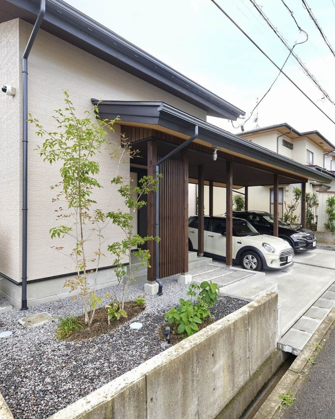 工房信州の家さんのインスタグラム写真 - (工房信州の家Instagram)「【 #切妻屋根 】住宅街に馴染むシンプルな切妻屋根の外観。 玄関まで一体となったカーポートは雨に塗れず出入りすることができ使い勝手がよい。縦格子と共に外観のアクセントにもなっている。#工房信州_外観  #工房信州の家 は、長野県全域で信州の木を使った #注文住宅 を建てる住宅会社です。 県内10ヶ所に #住宅展示場 や #モデルハウス があります。  ------------------------------- ▶最新情報・施工事例はHPで @koboshinshu　プロフィールのリンクからご覧ください  【質問受付中】コメントやDMでお願いします。 -------------------------------    #フォレストコーポレーション #信州移住 #移住生活 #木の家が好き #エアパス  #自由設計 #nagano #無垢材の家 #自然素材の家づくり #長期優良住宅 #平屋建て #上質な暮らし #土間サロン #カーポート #駐車スペース」12月3日 20時00分 - koboshinshu