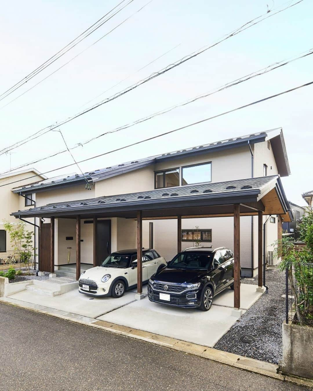 工房信州の家のインスタグラム：「【 #切妻屋根 】住宅街に馴染むシンプルな切妻屋根の外観。 玄関まで一体となったカーポートは雨に塗れず出入りすることができ使い勝手がよい。縦格子と共に外観のアクセントにもなっている。#工房信州_外観  #工房信州の家 は、長野県全域で信州の木を使った #注文住宅 を建てる住宅会社です。 県内10ヶ所に #住宅展示場 や #モデルハウス があります。  ------------------------------- ▶最新情報・施工事例はHPで @koboshinshu　プロフィールのリンクからご覧ください  【質問受付中】コメントやDMでお願いします。 -------------------------------    #フォレストコーポレーション #信州移住 #移住生活 #木の家が好き #エアパス  #自由設計 #nagano #無垢材の家 #自然素材の家づくり #長期優良住宅 #平屋建て #上質な暮らし #土間サロン #カーポート #駐車スペース」