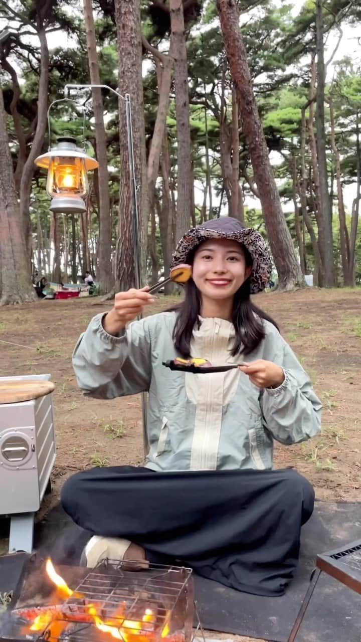 CAMP_HACKのインスタグラム：「さつまいもが美味しい季節に一度は試したい「おさつバター🍠」  使用する材料👇 ふかしいも　　適量　　　　　　 バター　　　　たくさん 砂糖　　　　　好きなだけ  外はサクッと、中はホクホク🍠💭 秋らしい最高のデザートだった...🤤  バター×お芋の組み合わせは 間違いない😆🤍  蒸したお芋を使ったけれど 蒸さない場合は、もう少し薄切りにすると🙆‍♀️ ーーーーー投稿文引用ーーーーー  from CAMP HACK  Photo by @___mayayan___ さん  #キャンプ飯 #さつまいもレシピ #さつまいもスイーツ」