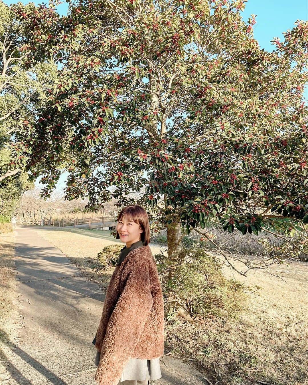 藤崎奈々子さんのインスタグラム写真 - (藤崎奈々子Instagram)「. 今日は夕方、気分転換にお散歩へ 髪の毛綺麗だね、と言われ浮かれて全力で髪を振りだす私  @megutsuda さんのトリートメントは毎回本当に綺麗になるのでおススメ ・ お散歩に着ていたのは @jeanasis_official のプードルコート モケモケしていて、暖かい 今年はなかなか寒くならなかったから、やっと着れた♪ ・ 北海道のパン屋さんが美味しいと聞いたので、買いに行ったら人気すぎなのかパンほぼない…  あれ？まだオープンしてない？と一瞬混乱するくらいの様子は面白いから４枚目の動画を見てみて！ 本当にびっくりするよ（笑） ・ #お散歩日和 #パン屋めぐり #jeanasis #トリートメントでツヤツヤ」12月3日 20時01分 - nanakofujisaki