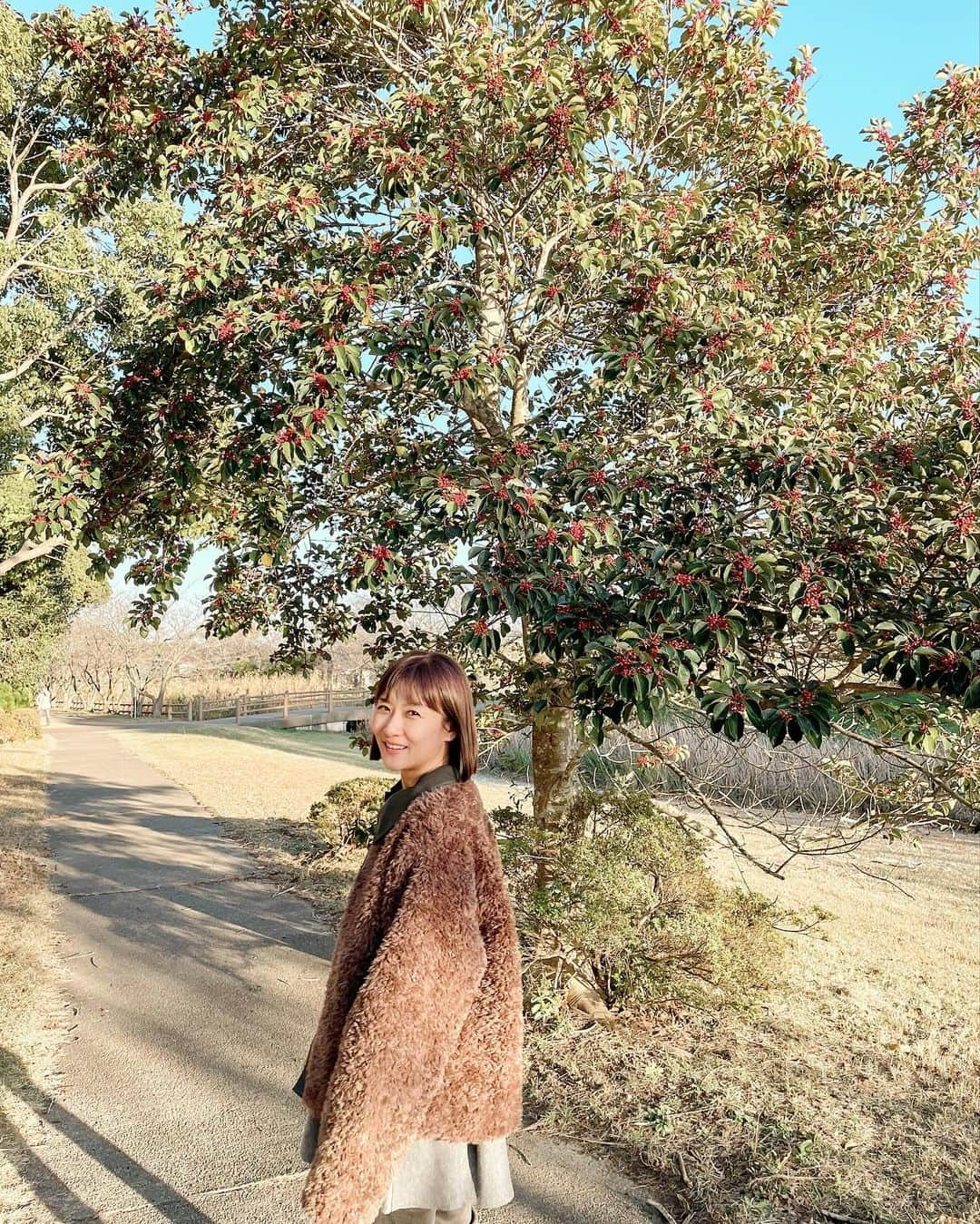 藤崎奈々子のインスタグラム：「. 今日は夕方、気分転換にお散歩へ 髪の毛綺麗だね、と言われ浮かれて全力で髪を振りだす私  @megutsuda さんのトリートメントは毎回本当に綺麗になるのでおススメ ・ お散歩に着ていたのは @jeanasis_official のプードルコート モケモケしていて、暖かい 今年はなかなか寒くならなかったから、やっと着れた♪ ・ 北海道のパン屋さんが美味しいと聞いたので、買いに行ったら人気すぎなのかパンほぼない…  あれ？まだオープンしてない？と一瞬混乱するくらいの様子は面白いから４枚目の動画を見てみて！ 本当にびっくりするよ（笑） ・ #お散歩日和 #パン屋めぐり #jeanasis #トリートメントでツヤツヤ」