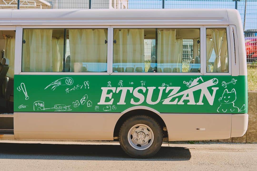 下剋上球児のインスタグラム：「🚌🚏  放送まであと1時間💨 皆さま応援準備は整っておりますでしょうか？  ザン高野球部もザン高バスに乗って いざ試合会場へ！🚌💨  #tbs #日曜劇場 #下剋上球児 #今夜9時第8話放送✨✨」