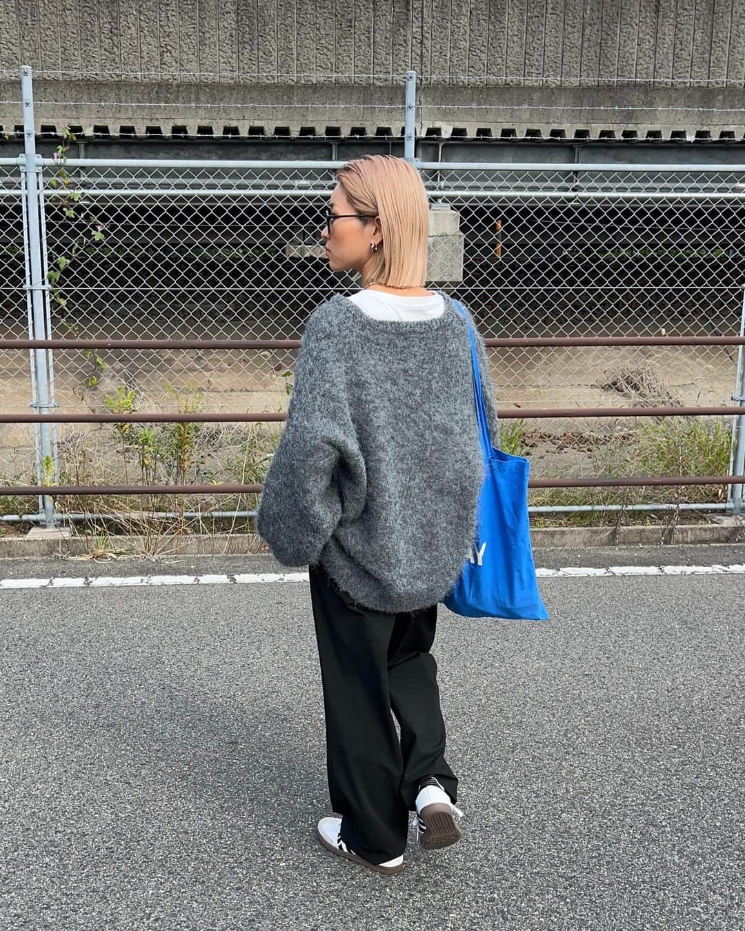 annaさんのインスタグラム写真 - (annaInstagram)「.  ストーリー載せ時めちゃめちゃDM来たニット🩶 最近ハマってる @feepur の😍！ 全体の色合わせ好き🫶💙(自己満  この日は旦那と車の点検からのランチデート😋 2週続けて行ったカヴァーニ🍝 ここのサラダが大好きなん♡  tops ⋆ @feepur  inner ⋆ @gu_global  pants ⋆ @uniqlo_jp  bag ⋆ @hayjapan  shoes ⋆ @adidastokyo   #冬コーデ#カジュアルコーデ#大人カジュアルコーデ#オトナカジュアルコーデ#ゆるコーデ#158cmコーデ#骨格ナチュラルコーデ#きょこ#30代ファッション#30代コーデ#ニット#ニットコーデ#Vネックニット」12月3日 20時04分 - 12anna23