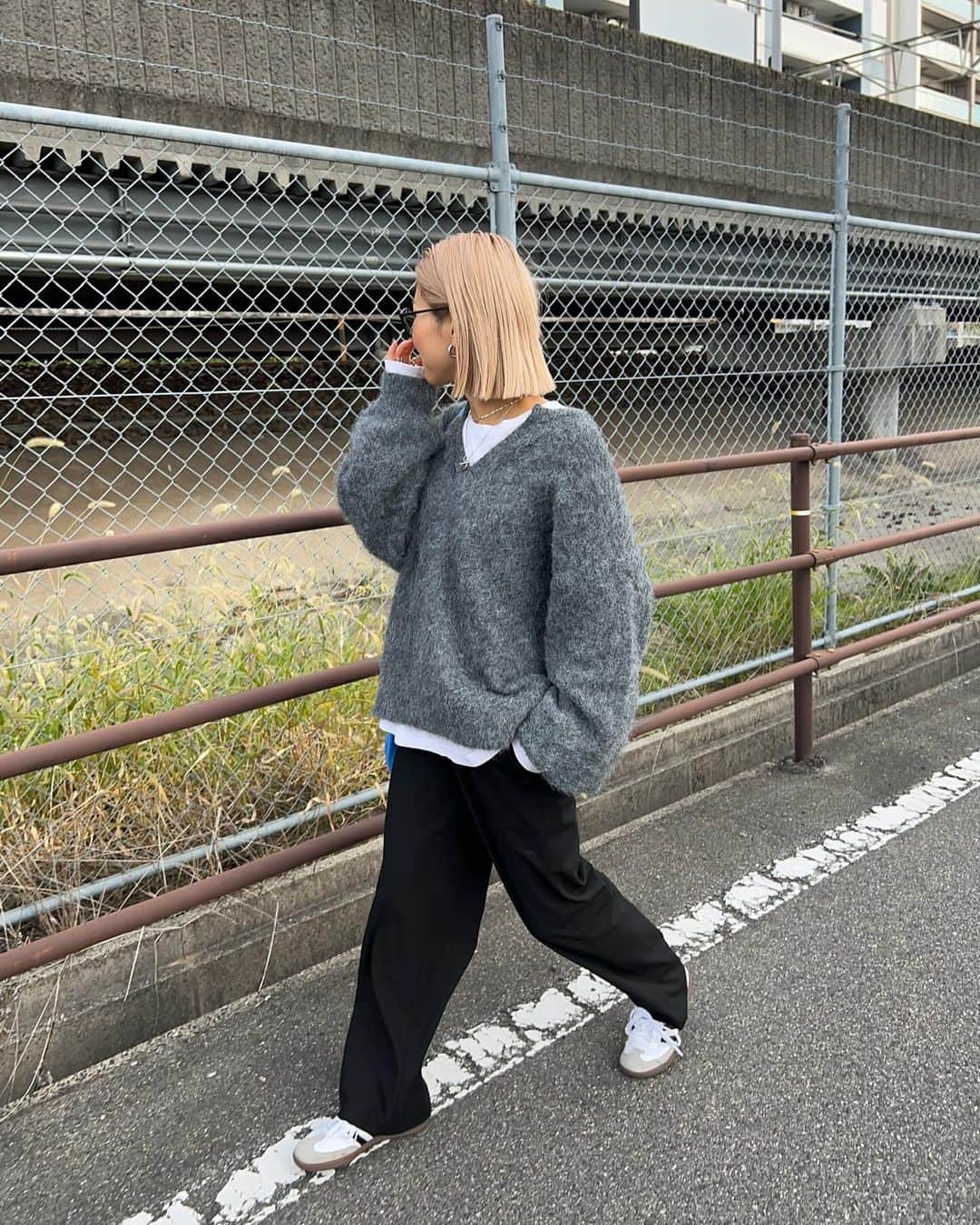 annaさんのインスタグラム写真 - (annaInstagram)「.  ストーリー載せ時めちゃめちゃDM来たニット🩶 最近ハマってる @feepur の😍！ 全体の色合わせ好き🫶💙(自己満  この日は旦那と車の点検からのランチデート😋 2週続けて行ったカヴァーニ🍝 ここのサラダが大好きなん♡  tops ⋆ @feepur  inner ⋆ @gu_global  pants ⋆ @uniqlo_jp  bag ⋆ @hayjapan  shoes ⋆ @adidastokyo   #冬コーデ#カジュアルコーデ#大人カジュアルコーデ#オトナカジュアルコーデ#ゆるコーデ#158cmコーデ#骨格ナチュラルコーデ#きょこ#30代ファッション#30代コーデ#ニット#ニットコーデ#Vネックニット」12月3日 20時04分 - 12anna23
