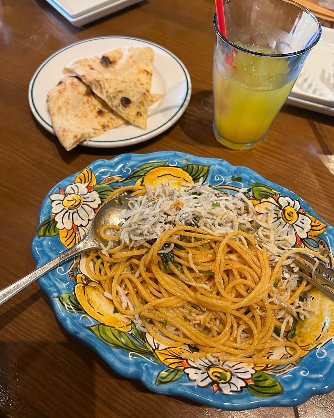 annaさんのインスタグラム写真 - (annaInstagram)「.  ストーリー載せ時めちゃめちゃDM来たニット🩶 最近ハマってる @feepur の😍！ 全体の色合わせ好き🫶💙(自己満  この日は旦那と車の点検からのランチデート😋 2週続けて行ったカヴァーニ🍝 ここのサラダが大好きなん♡  tops ⋆ @feepur  inner ⋆ @gu_global  pants ⋆ @uniqlo_jp  bag ⋆ @hayjapan  shoes ⋆ @adidastokyo   #冬コーデ#カジュアルコーデ#大人カジュアルコーデ#オトナカジュアルコーデ#ゆるコーデ#158cmコーデ#骨格ナチュラルコーデ#きょこ#30代ファッション#30代コーデ#ニット#ニットコーデ#Vネックニット」12月3日 20時04分 - 12anna23