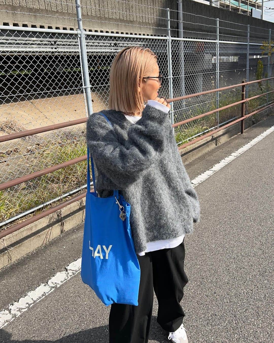 のインスタグラム：「.  ストーリー載せ時めちゃめちゃDM来たニット🩶 最近ハマってる @feepur の😍！ 全体の色合わせ好き🫶💙(自己満  この日は旦那と車の点検からのランチデート😋 2週続けて行ったカヴァーニ🍝 ここのサラダが大好きなん♡  tops ⋆ @feepur  inner ⋆ @gu_global  pants ⋆ @uniqlo_jp  bag ⋆ @hayjapan  shoes ⋆ @adidastokyo   #冬コーデ#カジュアルコーデ#大人カジュアルコーデ#オトナカジュアルコーデ#ゆるコーデ#158cmコーデ#骨格ナチュラルコーデ#きょこ#30代ファッション#30代コーデ#ニット#ニットコーデ#Vネックニット」