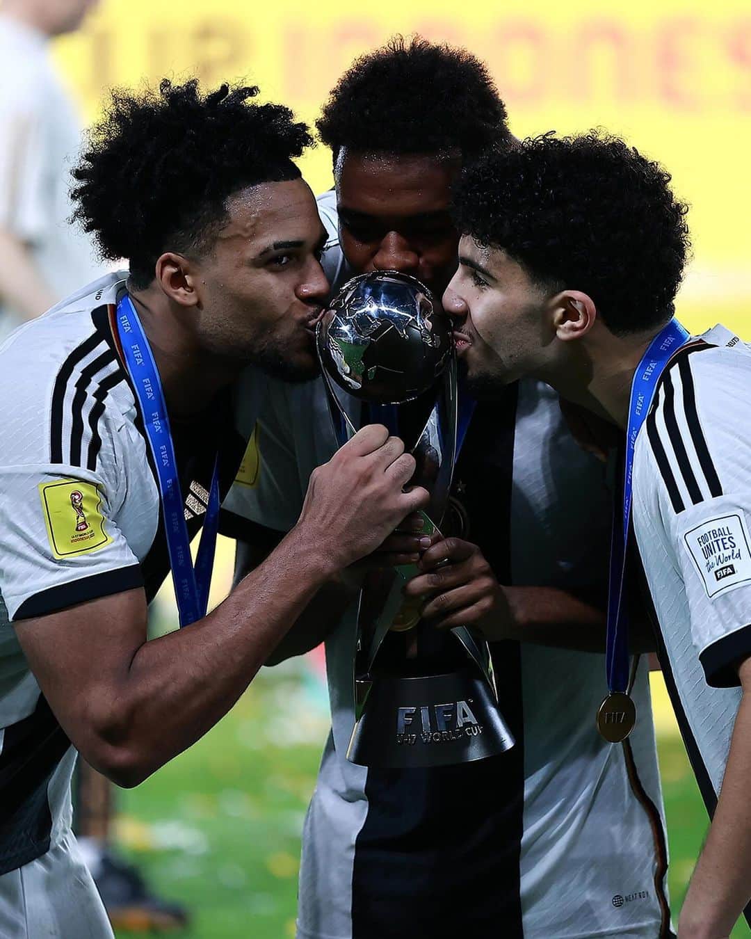 のインスタグラム：「Sealed with a kiss. 🏆😘」