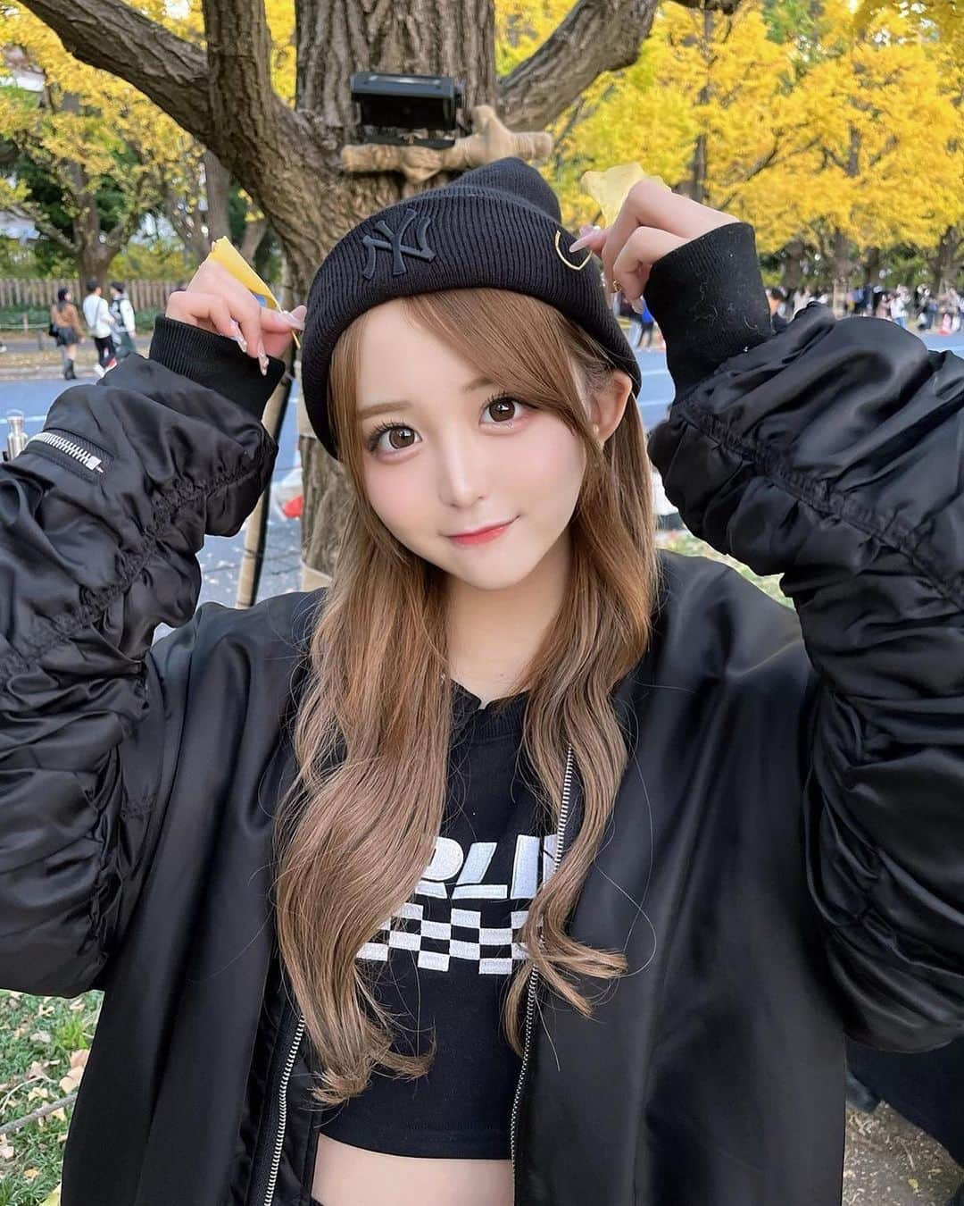 美女美容事情のインスタグラム：「《外苑前イチョウ並木で💛🖤🍁》 *⁠ リポストを使って素敵な美女の投稿を紹介させて頂く【ビジョビ💄美女美容事情💅】のコーナーです✨ *⁠ 今回ご紹介させて頂きますのは!!👀❤︎⁠⠀ 有栖ななさん< @__arisunana >の素敵なお写真📸⁠ *⁠⠀⁠⠀⁠⠀⁠⠀ アイドルのようなルックスで癒されます☺️💕 黒コーデとイチョウ並木がマッチしていて映えまくりですね💛🖤 *⠀⁠⠀⁠⠀⁠⠀⁠⠀ 有栖ななさん< @__arisunana > ⁠⠀⁠⠀⁠⠀⁠⠀ 素敵な投稿ありがとうございました📸✨ *⠀⁠⠀⁠⠀⁠⠀⁠⠀ 有栖ななさんのアカウントには他にも素晴らしい投稿が沢山ありますので是非覗いてみてくださいね💁‍♀️💙⁠⠀⁠⠀⁠⠀⁠⠀ *⠀⁠⠀⁠⠀⁠⠀⁠⠀ △▼△▼△▼△▼△▼△▼△▼△▼△▼ ⁠⠀⁠⠀⁠⠀ ❤🧡💛「美女美容事情」💚💙💜⠀⠀⠀⠀⠀⠀⠀⠀⠀⠀⠀⠀⠀⠀⁠⠀⁠⠀⁠⠀⁠⠀⁠⠀ 👇掲載ご希望の方は👇⠀⠀⠀⠀⠀⠀⠀⠀⠀⠀⠀⠀⠀⠀⠀⁠⠀⁠⠀⁠⠀⁠⠀⁠⠀ @b_b_j.jタグ付けと🖤 #ビジョビ ⁠⠀ 🖤タグ付けお願いします✨⠀⠀⠀⠀⠀⠀⠀⠀⠀⠀⠀⠀⠀⠀⠀⁠⠀⁠⠀⁠⠀⁠⠀⁠⠀ △▼△▼△▼△▼△▼△▼△▼△▼△▼ ⁠⠀ㅤㅤㅤㅤㅤㅤ #紅葉 #紅葉スポット #紅葉シーズン #紅葉コーデ #外苑前 #外苑前いちょう並木 #外苑前紅葉 #いちょう並木 #ブラックコーデ #黒コーデ #ニット帽 #ニット帽コーデ #ニット帽女子 #ハイトーン #ハイトーンベージュ #ハイトーン女子 #自撮り女子 #自撮り界隈 #ロングヘア #ダーリッチ #ダーリッチコーデ #Darich #darichコーデ」