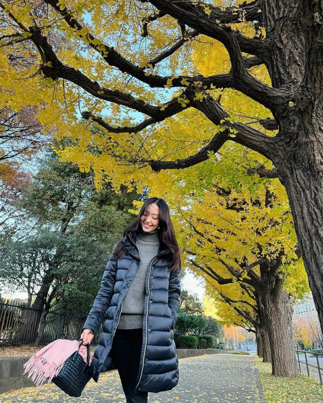 松島花のインスタグラム：「: 今年もSAVE THE DUCKのダウンの季節🪿 暖冬と言われても寒い日は寒い🥶そんな 今年は薄くて軽い黒のダウンを選びました😊 首周りのモコモコがお気に入りです💛 : セーブ・ザ・ダッグは動物由来の素材を一切 使用せずペットボトルを再生した素材を使っている 動物・環境・人に配慮したエシカルでサスティナブルな ブランドです🫶🏻リアルダウンに負けない暖かさ・ 機能性を備えた次世代ダウンを皆さんにも 是非試してほしいです🧡 : 東京や大阪などの百貨店や商業施設などを 中心に期間限定でポップアップストアが 開催中です🪿❄️ : FW2023/24コレクション #savetheduck #セーブザダック #PR」