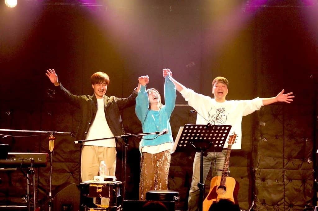 kainatsuのインスタグラム：「#東海道音楽紀行  今日で配信のアーカイブ期間も終了ですね☺︎  改めて会場に足を運んで下さった皆さん、 映像で見届けて下さった皆さん、 ありがとうございました！！！✨  2023年これにて歌い納め。 全ステージ最高にエキサイティングで楽しかった！ そして、会えて嬉しかった！ 来年ももっともっと更に良いライブができるよう心を燃やし続けて参ります❤️‍🔥」