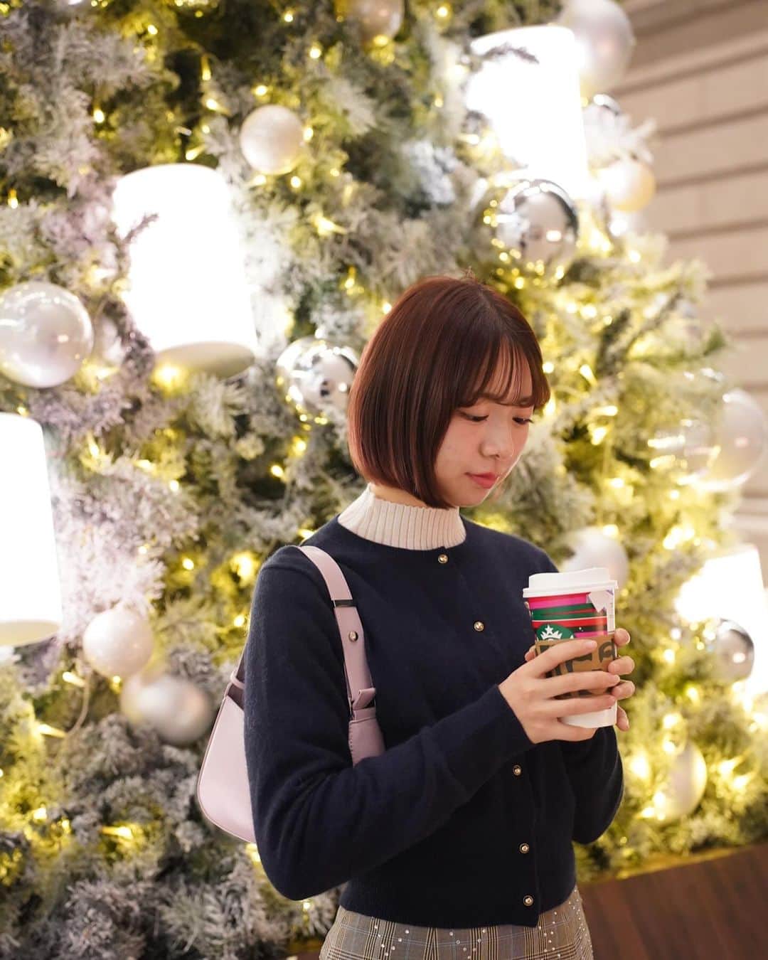 鈴木泉帆さんのインスタグラム写真 - (鈴木泉帆Instagram)「気づけばもう12月！ 寒い寒いと言いながら飲むホットドリンクが最高に美味しい季節ですね🧸  この日はホットコーヒーを飲みながら、イルミネーションやクリスマスツリーやらをみてきました！ 今年のクリスマスはサンタさんきてくれるかなあ、、 久しぶりにきてほしいなあ、、  #クリスマス　#クリスマスツリー #丸の内 #丸の内イルミネーション」12月3日 20時06分 - mizuho__suzuki
