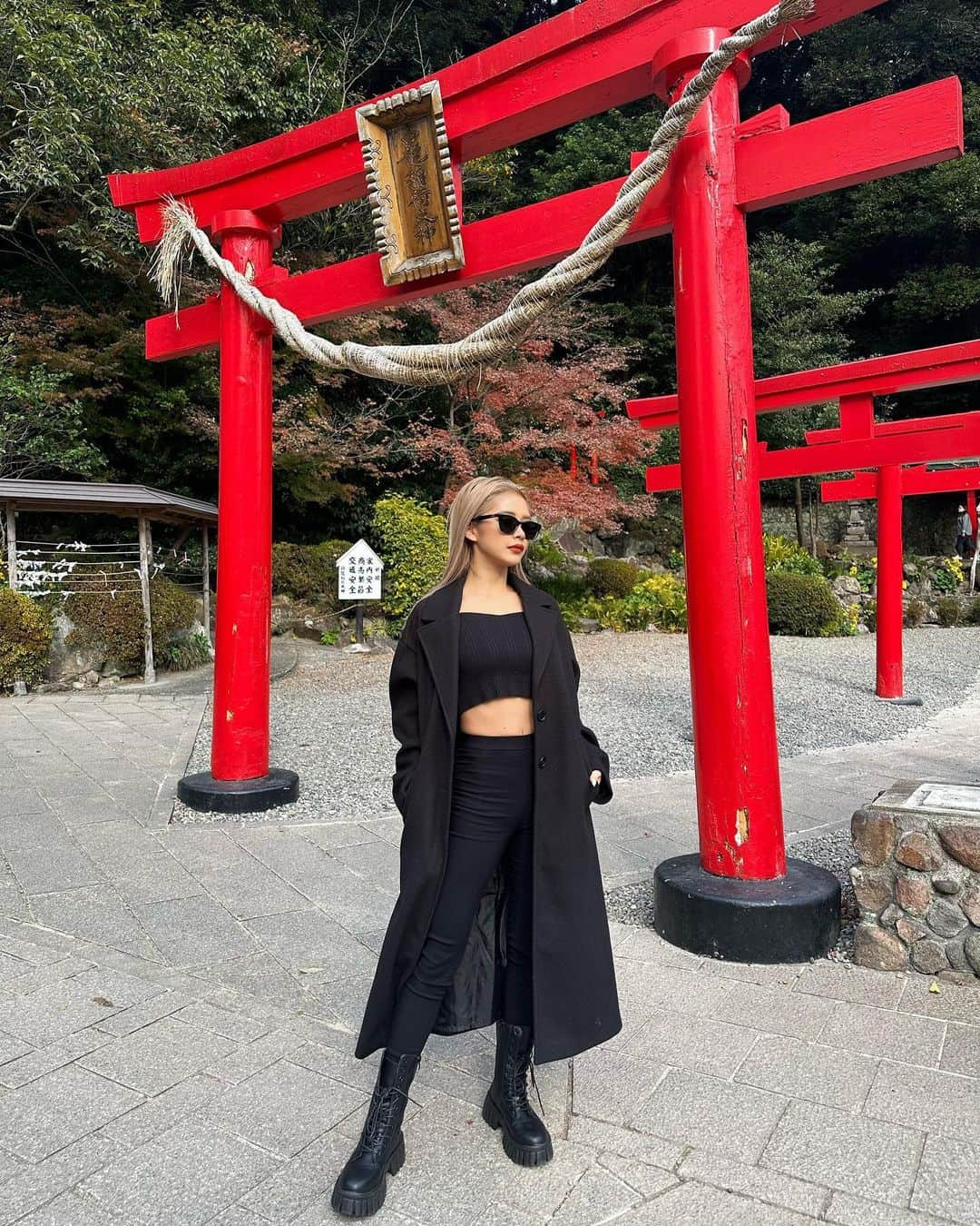 加藤美佳のインスタグラム：「ちょっと紅葉の時期は過ぎたけど 大分で感じてきた🍁⛩️❤️‍🔥 . . #大分 #別府 #大分観光 #紅葉 #低身長コーデ #低身長」