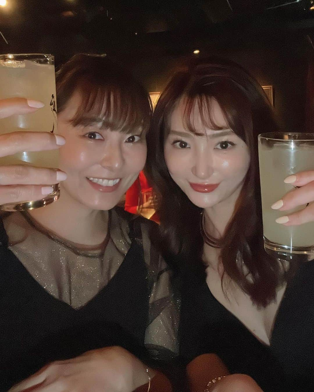 MAMIのインスタグラム：「良い夜の思い出🥂  #weekend  #師走#年末#今年ももうすぐ終わり #BFF#夜型人間#weekend#萌え袖#ビッグシャツコーデ #同級生#渋谷#bar」