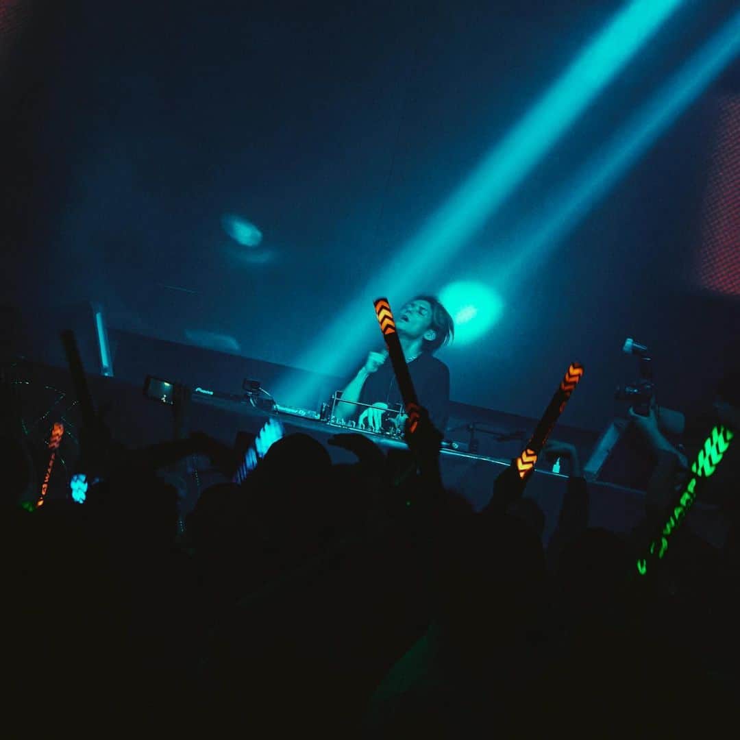 KSUKEのインスタグラム：「What a fantastic time at @warp_shinjuku 5th anniversary party! Once again, congratulations!! 🎉✨  Nov 15, 2023  📍 @warp_shinjuku  📸 @amonryu」